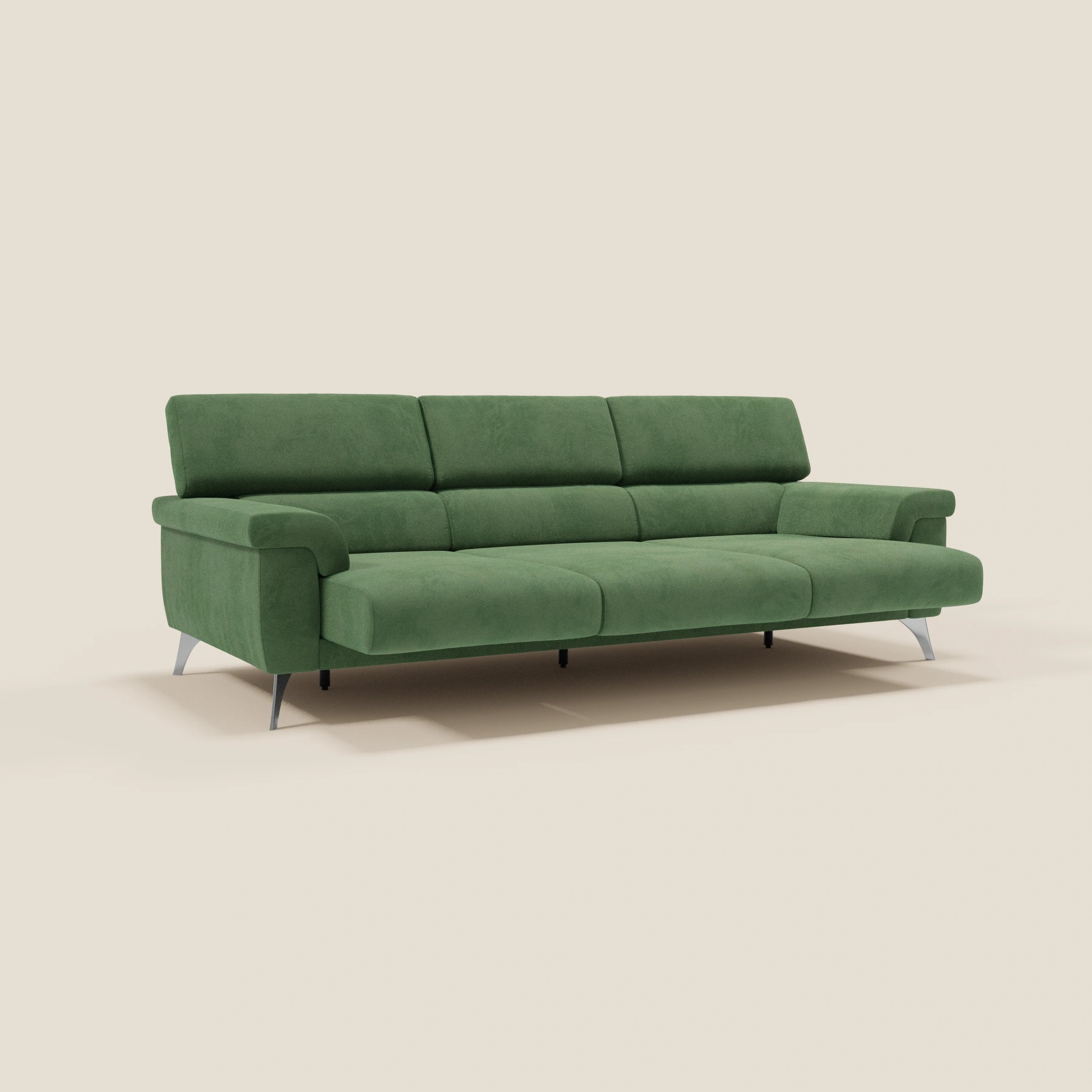 Il divano Raffaello con 3 sedute allungabili e poggiatesta reclinabili in microfibra T11 verde di Divani.Store si distingue su uno sfondo beige, mettendo in risalto la qualità artigianale Made in Italy.