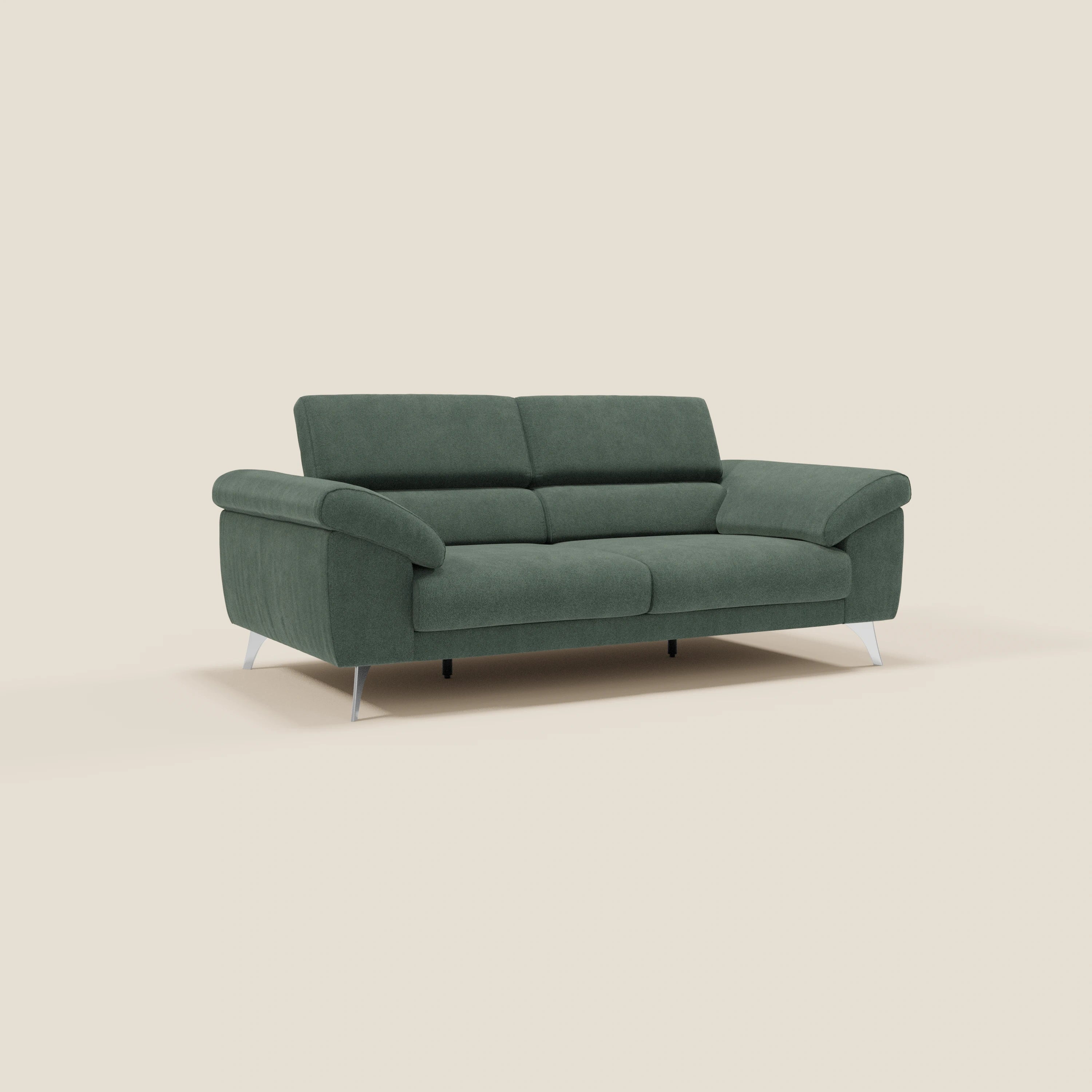 Il divano Donatello con sedute allungabili, braccioli contenitore e poggiatesta reclinabili in tessuto smacchiabile T23 verde di Divani.Store offre comfort e design moderno, diventando il protagonista su uno sfondo beige chiaro.