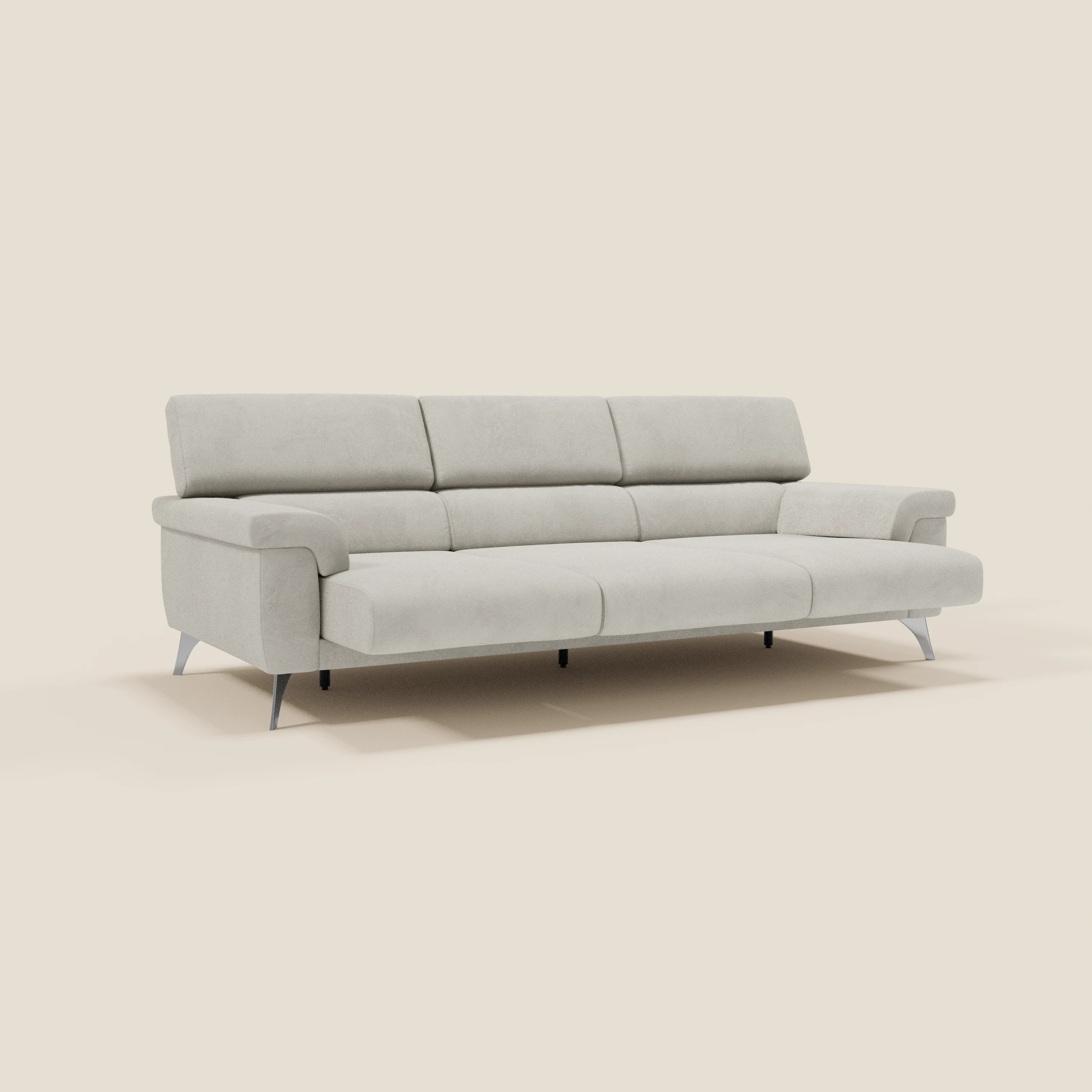 Il divano Raffaello di Divani.Store è caratterizzato da 3 sedute allungabili, poggiatesta reclinabili e microfibra panna T11 facile da pulire, con un design moderno, braccioli bassi, gambe metalliche angolate e uno stile minimalista su uno sfondo beige chiaro.