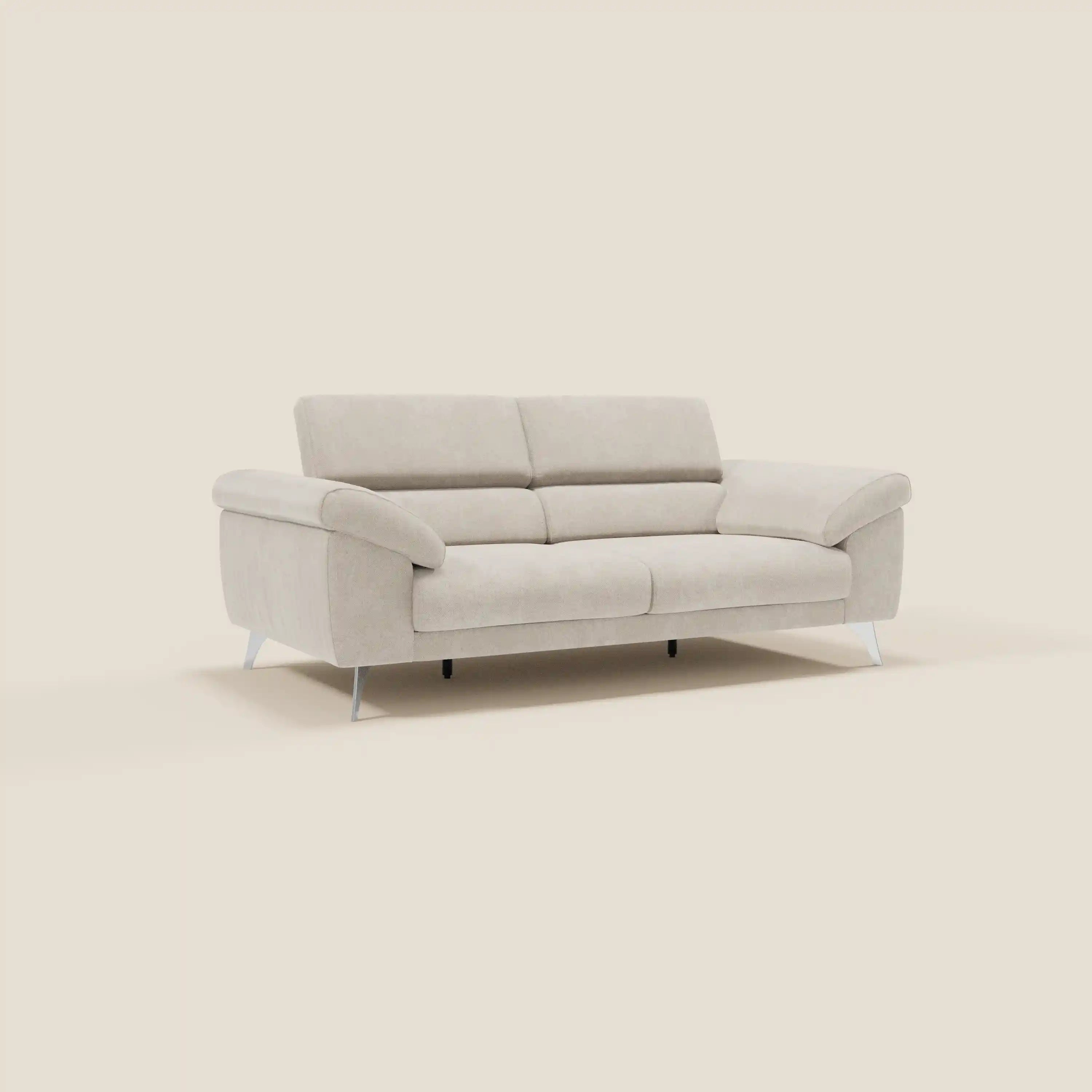 Il divano Donatello di Divani.Store in tessuto smacchiabile T23 panna offre sedute allungabili, braccioli contenitore e poggiatesta reclinabili per il massimo comfort moderno su fondo neutro.