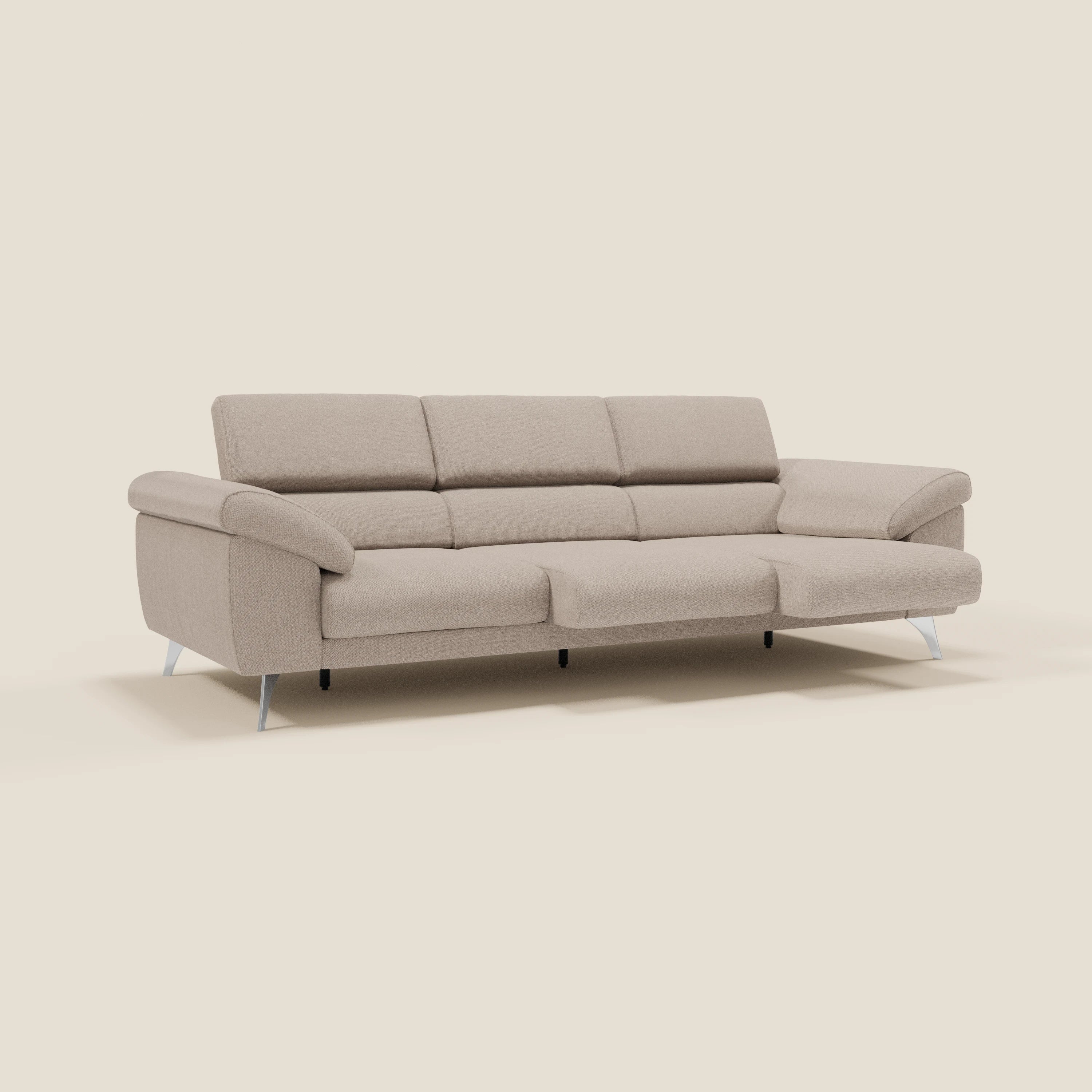 Il divano Donatello in tessuto smacchiabile T23 tortora di Divani.Store è caratterizzato da 3 sedute allungabili, braccioli contenitore e poggiatesta reclinabili. Moderno e minimalista, è presentato su uno sfondo bianco sporco.