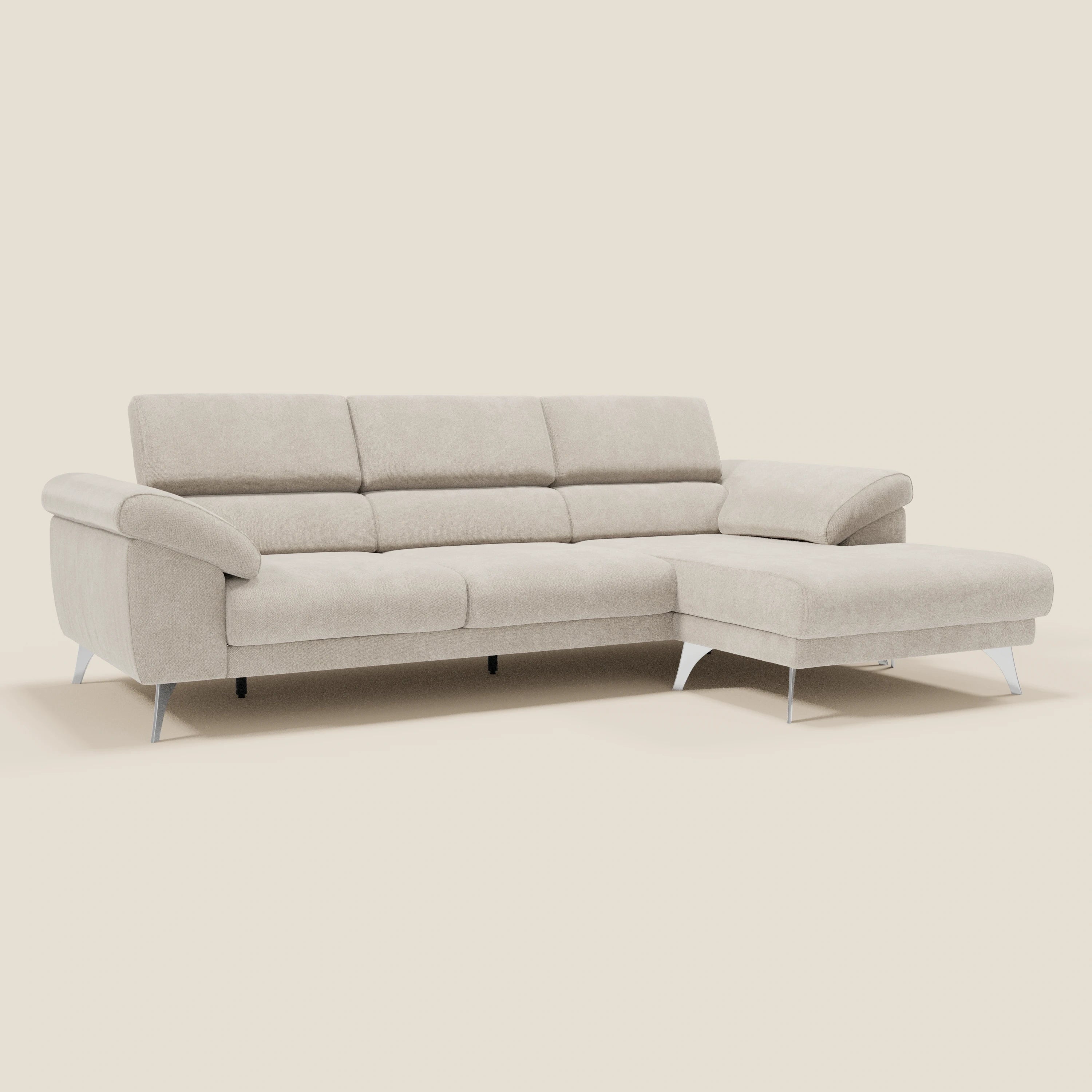 Il Donatello Divano angolare di Divani.Store è caratterizzato da sedute scorrevoli, braccioli contenitore, poggiatesta e tessuto panna T23 morbido e antimacchia. Il suo design minimalista, con chaise longue orientata verso destra e gambe in metallo, si adatta agli interni moderni.