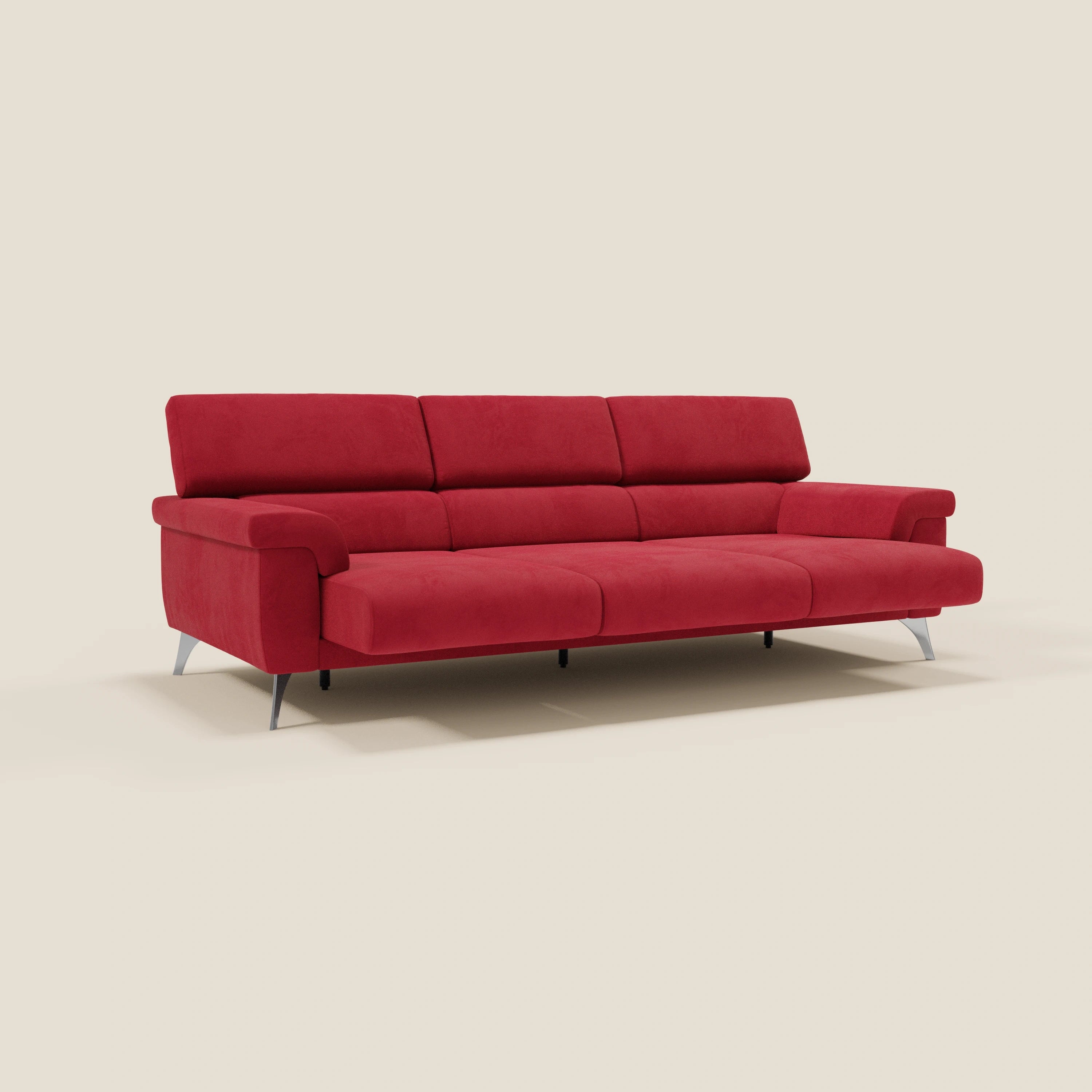 Il divano Raffaello di Divani.Store è caratterizzato da 3 sedute allungabili e poggiatesta reclinabili in microfibra rossa T11 antimacchia, con ampi braccioli ed eleganti gambe in metallo. Il suo moderno design italiano spicca su uno sfondo beige semplice.