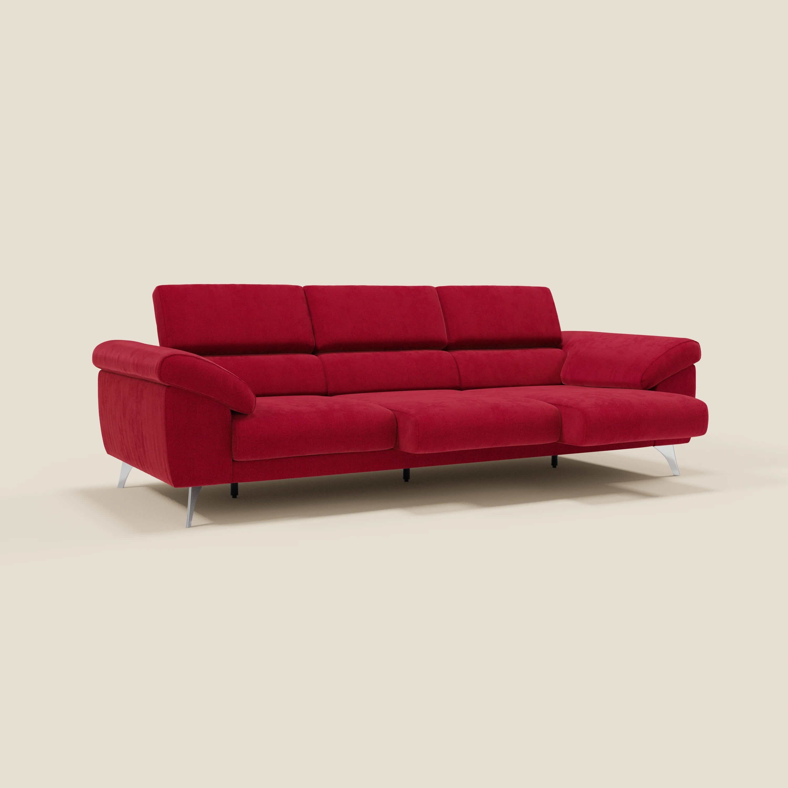 Il divano Donatello di Divani.Store è uno spazioso 3 posti in tessuto antimacchia bordeaux T23, con sedute allungabili, braccioli contenitore e poggiatesta reclinabile. Il suo design audace e contemporaneo spicca sullo sfondo beige.