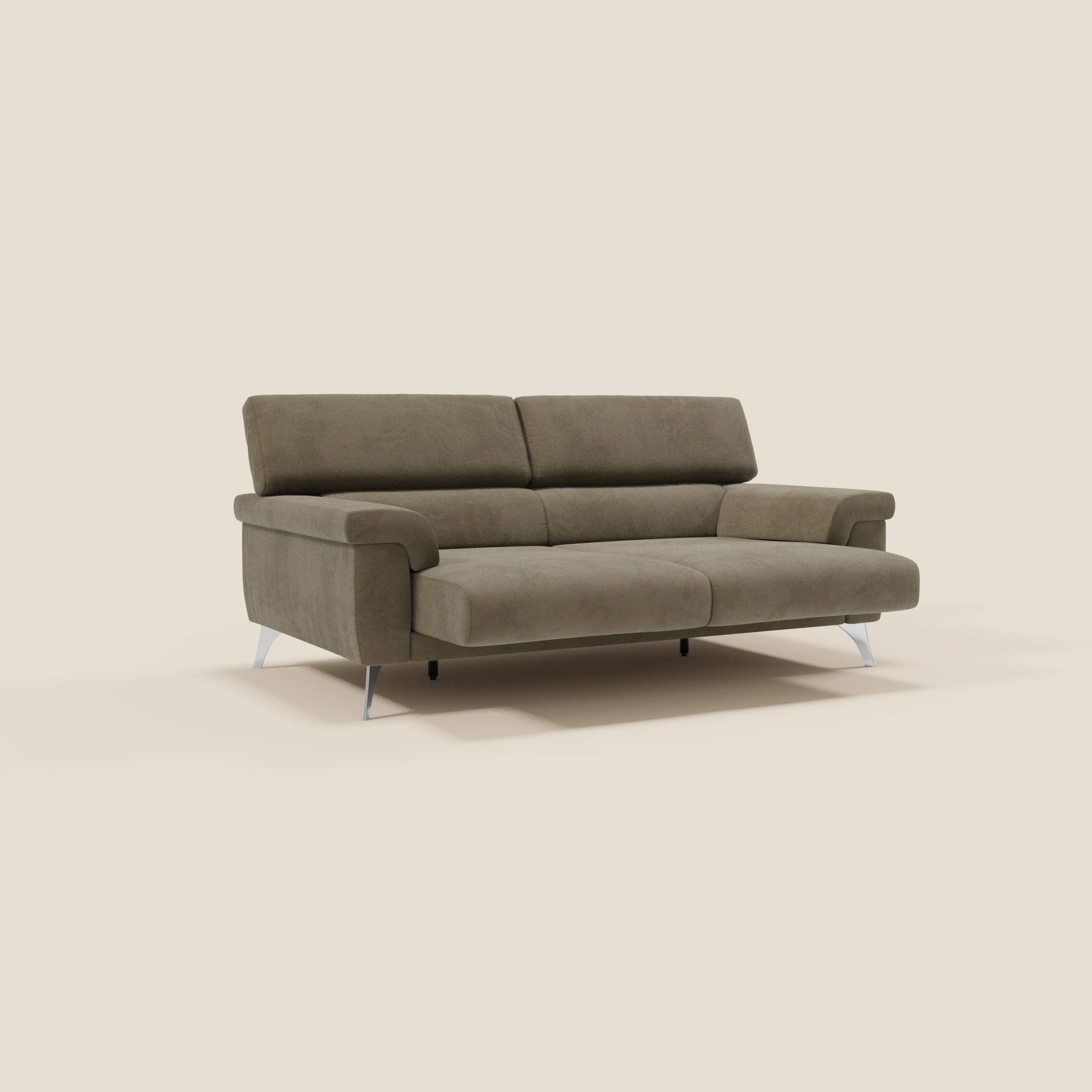 Il divano Raffaello con sedute allungabili e poggiatesta reclinabili in microfibra smacchiabile T11 marrone di Divani.Store ha un design contemporaneo con sedute allungabili, poggiatesta reclinabili e rivestimento in microfibra marrone di facile manutenzione.