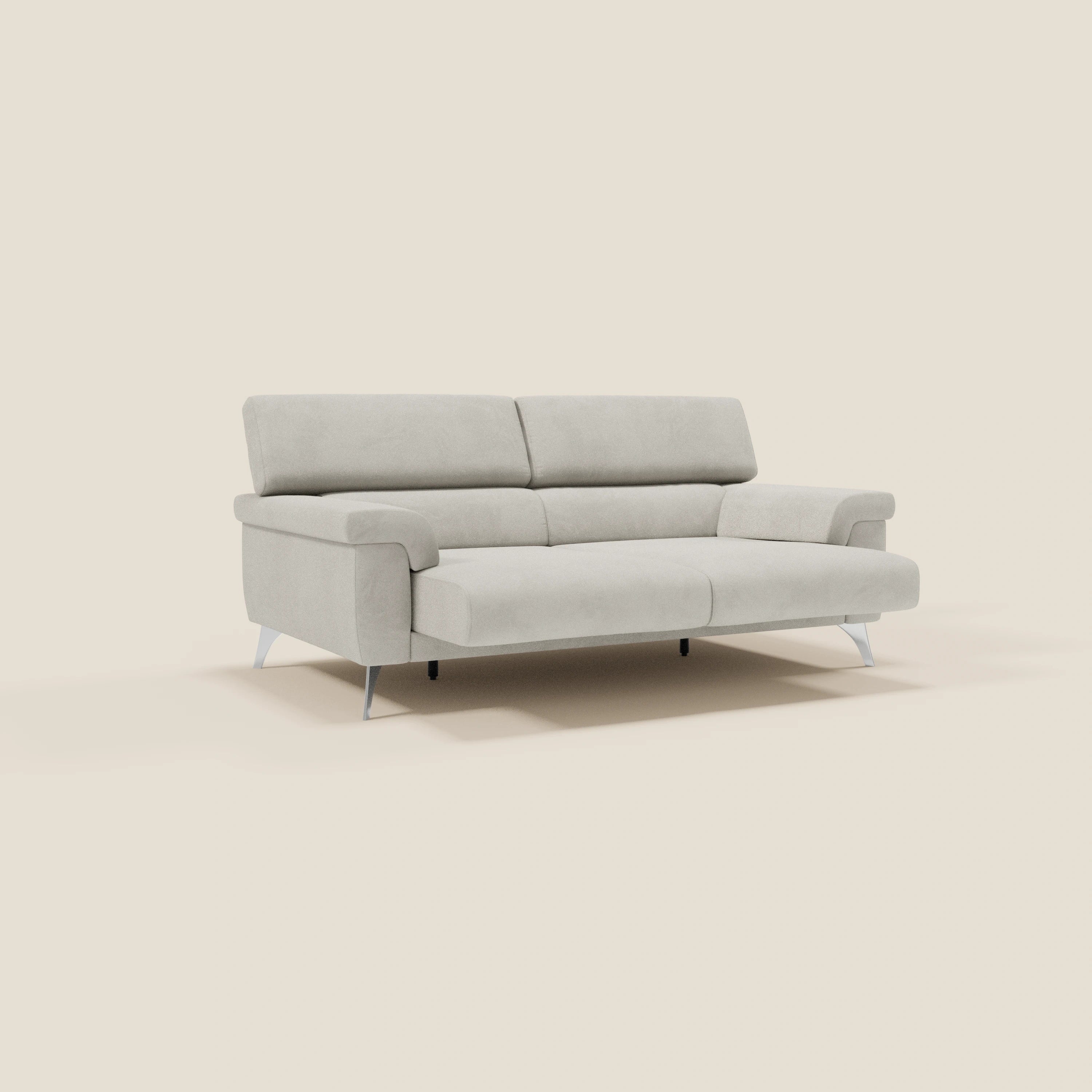 Il divano Raffaello di Divani.Store, in microfibra panna T11 facile da pulire, ha tre posti a sedere e presenta sedute allungabili, poggiatesta reclinabili, gambe in metallo, braccioli imbottiti e un design moderno ed elegante su uno sfondo neutro.