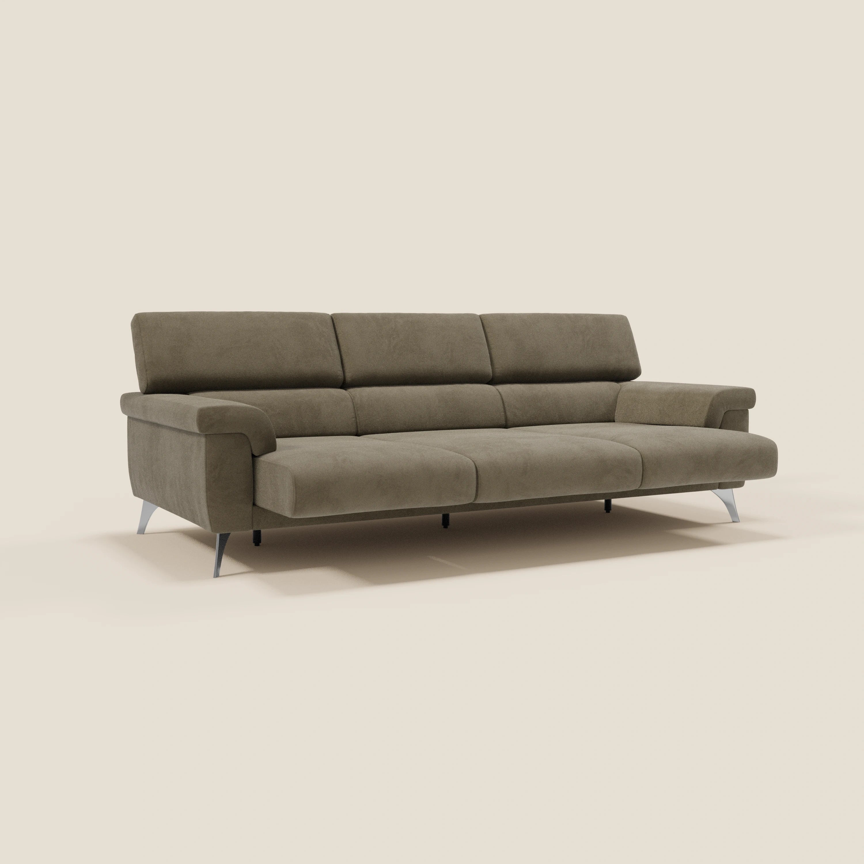 Il divano Raffaello di Divani.Store è dotato di 3 sedute allungabili e poggiatesta reclinabili in microfibra marrone T11, facile da pulire. Moderno, dalle linee pulite e con gambe in metallo, è realizzato in Italia e si presenta su uno sfondo beige.