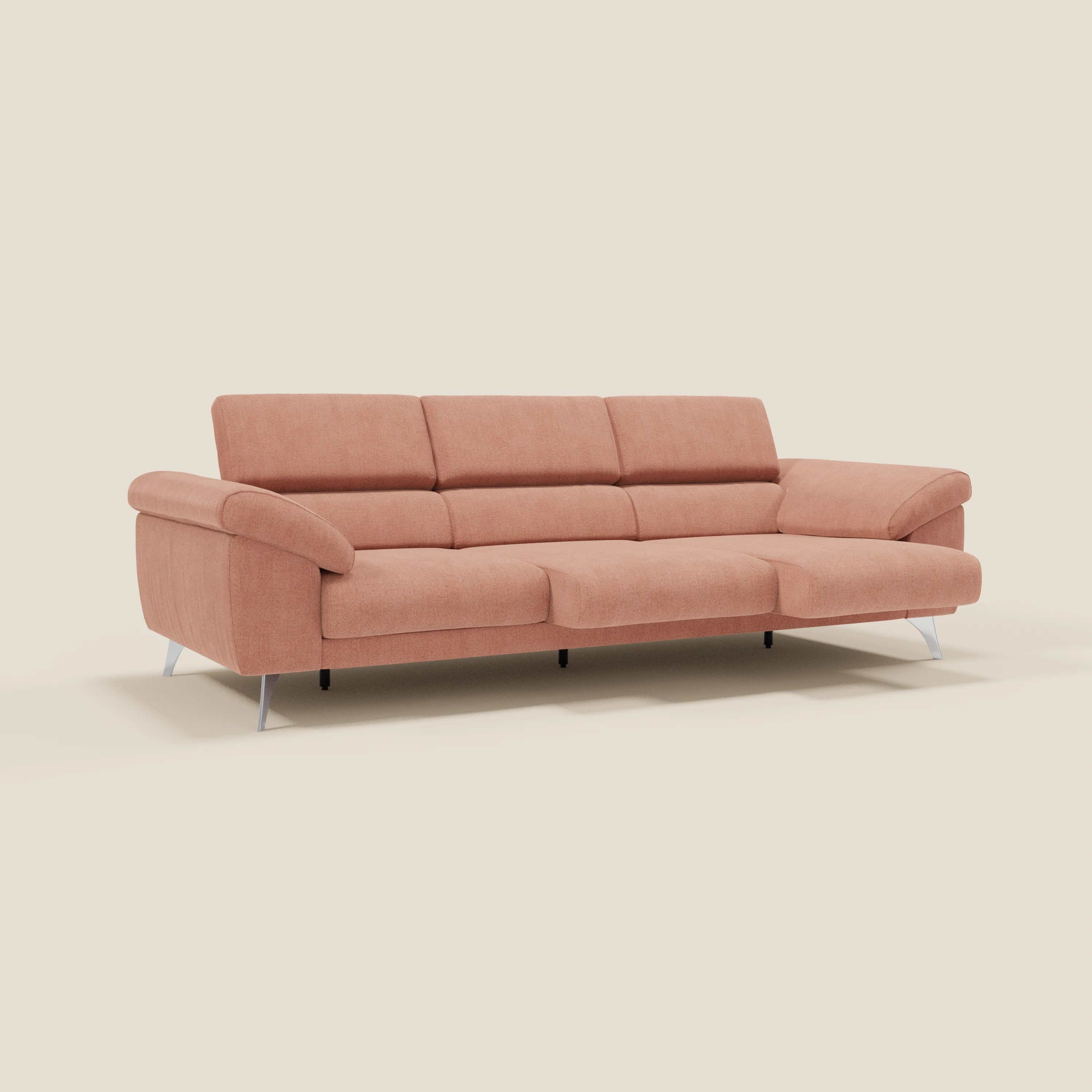 Elegante divano Donatello di Divani.Store, con 3 sedute allungabili, braccioli e poggiatesta reclinabili in tessuto antimacchia T23 pesca, su un semplice sfondo beige per un comfort moderno.