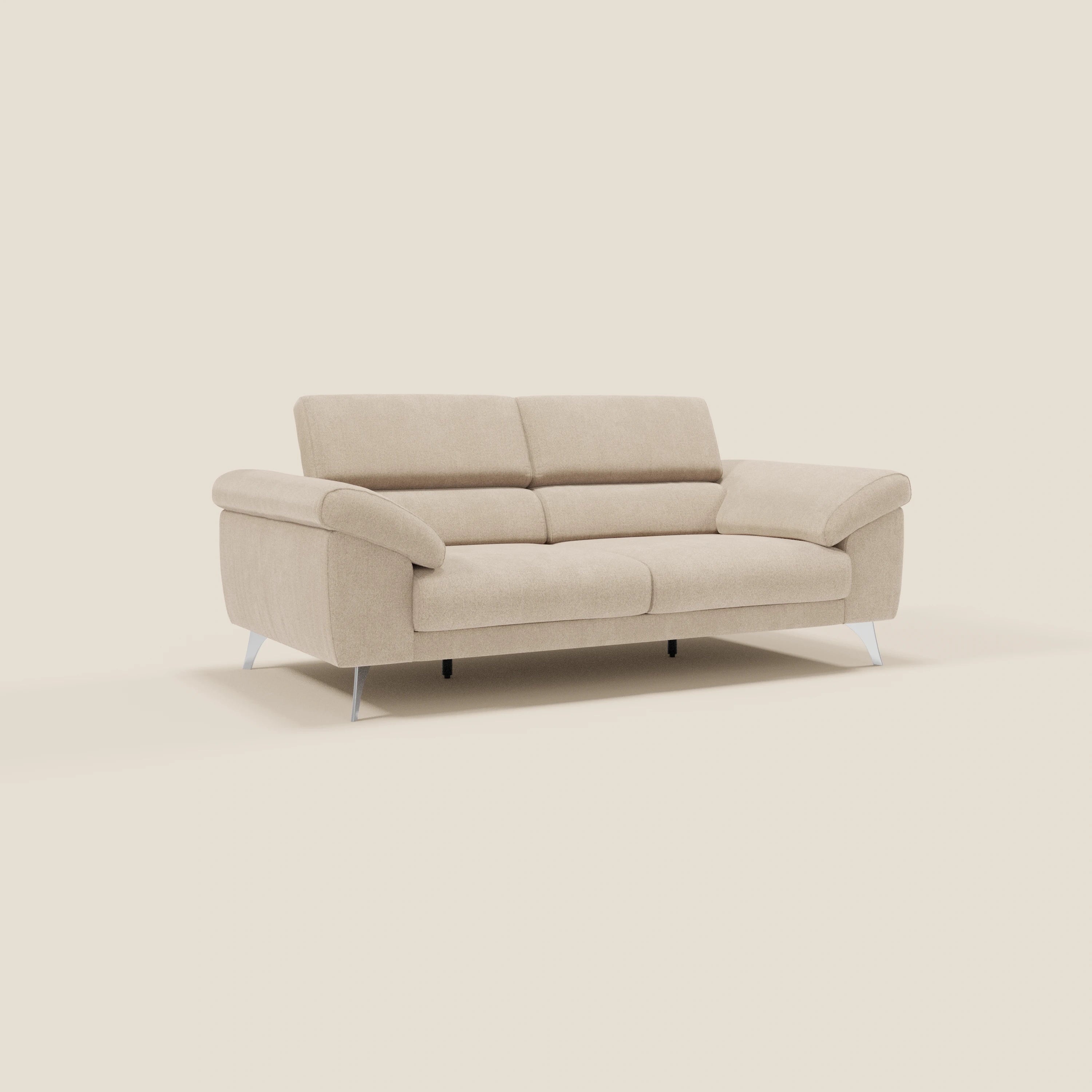 Il divano Donatello di Divani.Store, in tessuto smacchiabile T23 beige, è caratterizzato da sedute allungabili, braccioli contenitore e poggiatesta reclinabile. Il suo design moderno permette di ospitare comodamente 2-3 persone e si adatta a qualsiasi spazio minimalista.