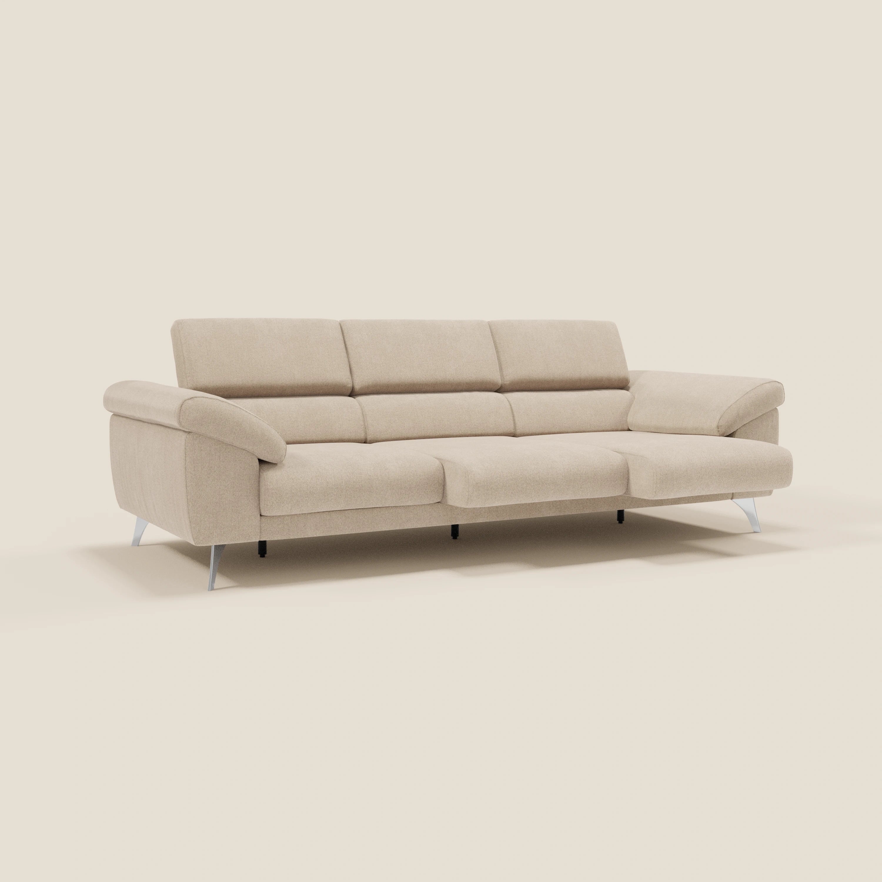 Il divano Donatello di Divani.Store è caratterizzato da 3 sedute estensibili, braccioli contenitori e poggiatesta reclinabili in tessuto beige T23 facile da pulire. Il suo design moderno, su uno sfondo semplice color crema, enfatizza le linee pulite e il comfort.