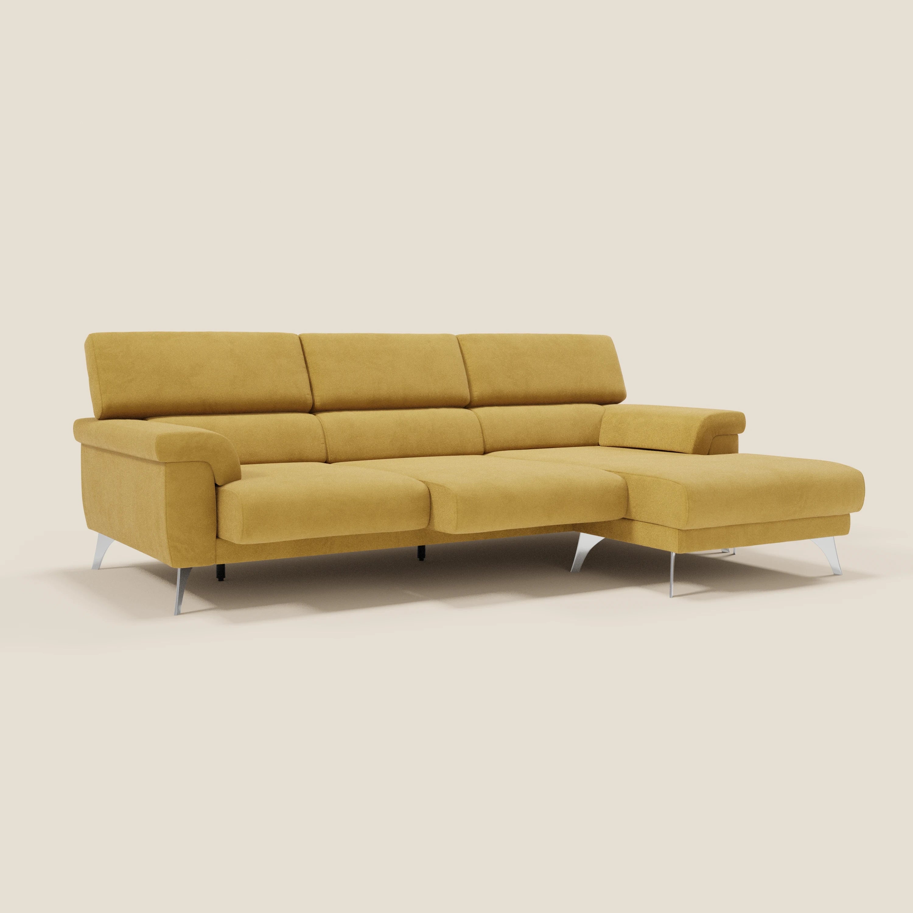 Il divano angolare Raffaello di Divani.Store in T11 giallo presenta sedute scorrevoli, poggiatesta regolabili, chaise lounge destra e microfibra smacchiabile, con gambe in metallo inclinate su fondo beige per uno stile minimalista.