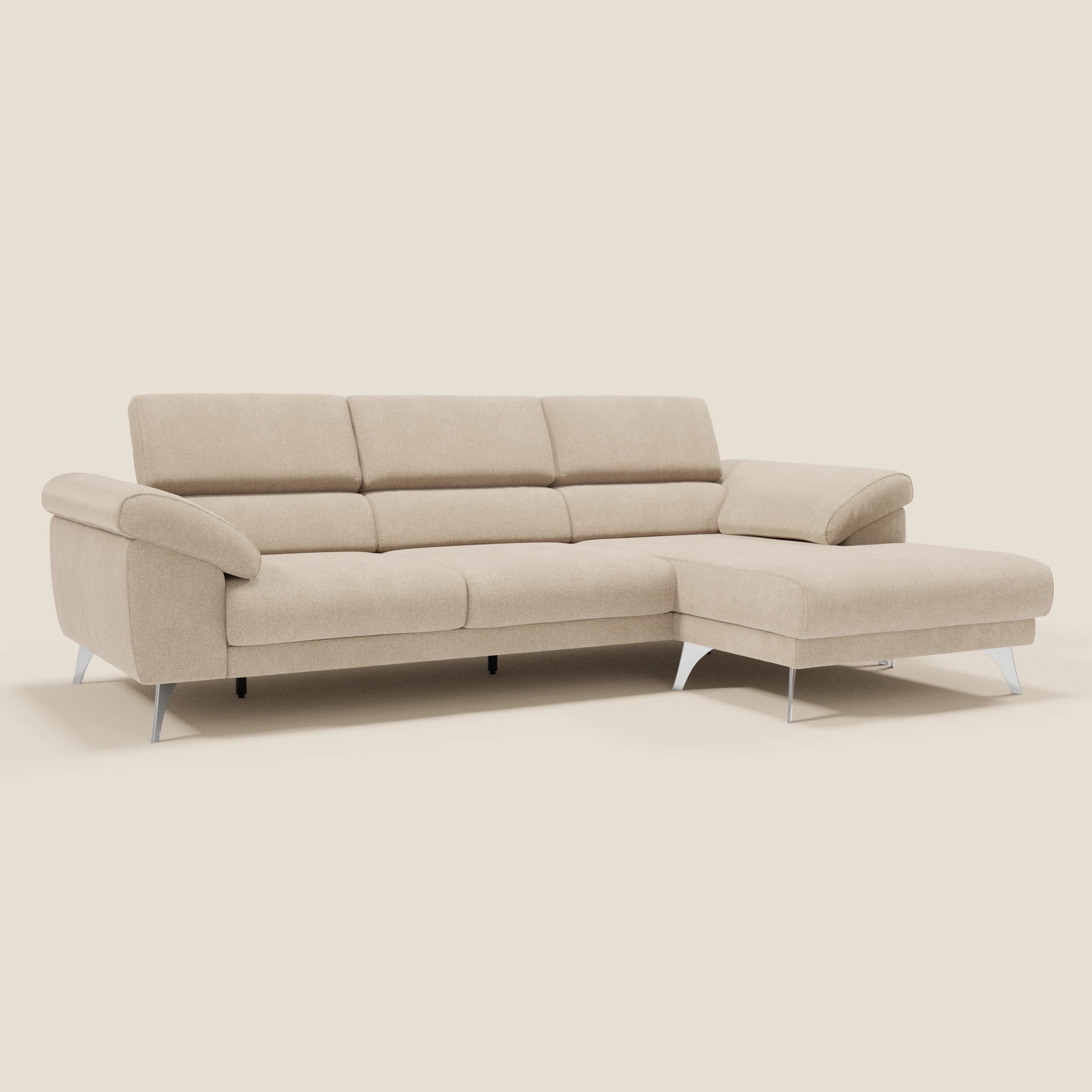 Il Divano angolare Donatello di Divani.Store in smacchiabile T23 beige è caratterizzato da sedute scorrevoli, braccioli contenitori, schienali imbottiti e chaise lounge destra su eleganti gambe in metallo, su uno sfondo beige chiaro.