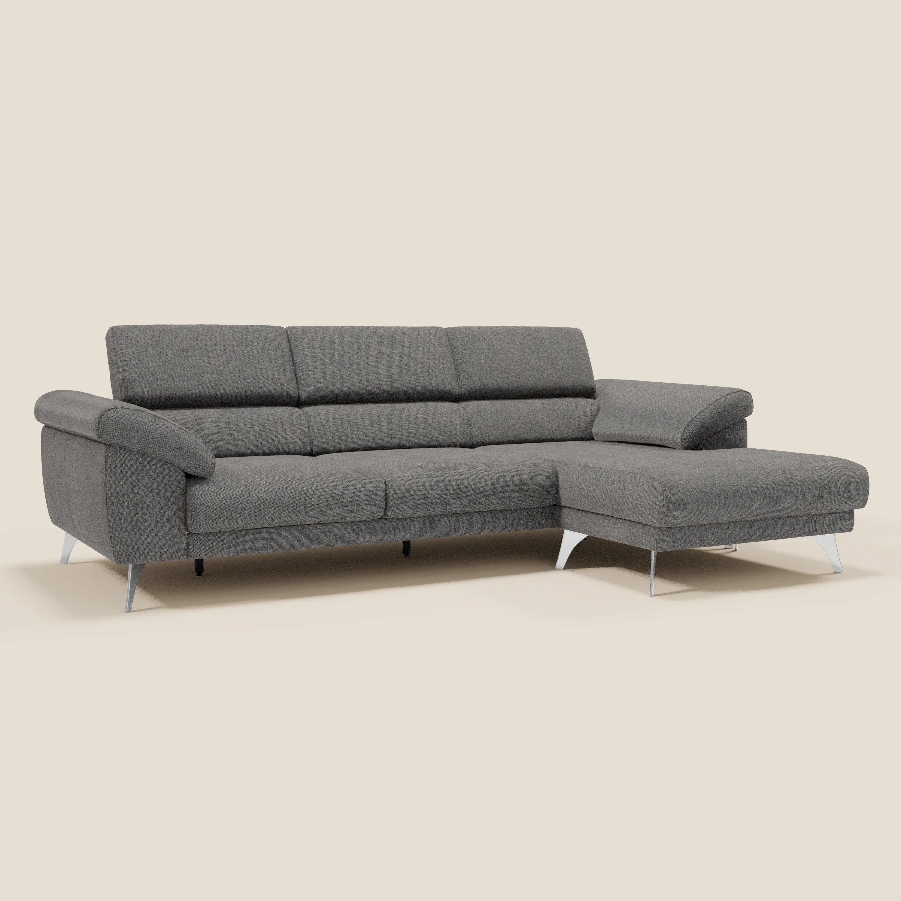 Il Donatello Divano angolare di Divani.Store è un moderno divano angolare T23 grigio antracite con chaise lounge destra, sedute scorrevoli, braccioli contenitore, poggiatesta, morbido tessuto antimacchia e gambe in metallo su sfondo beige chiaro.