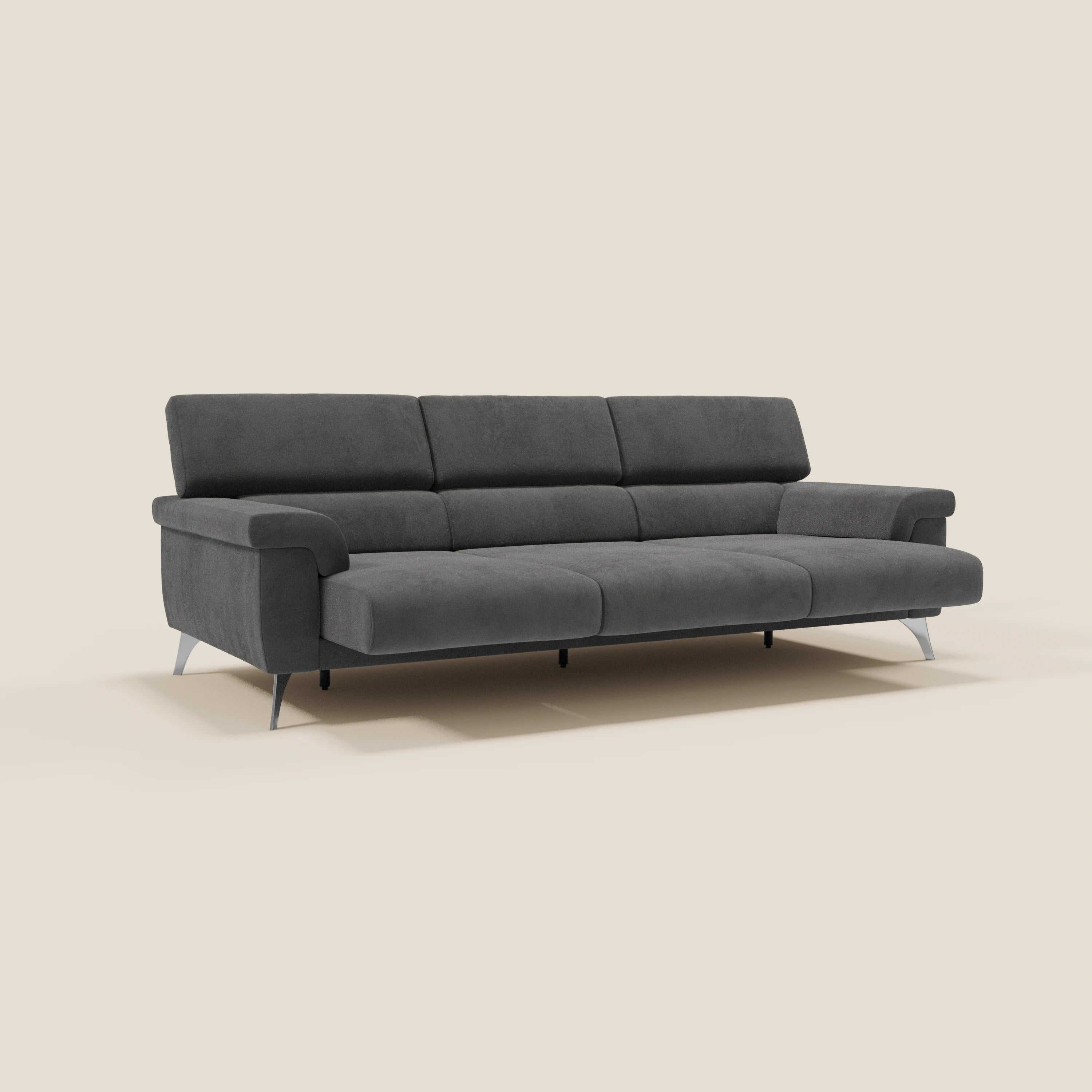 Un moderno divano Raffaello con 3 sedute allungabili e poggiatesta reclinabili in microfibra smacchiabile T11 nero di Divani.Store, con eleganti gambe in metallo, è inserito in uno sfondo beige chiaro per un tocco di stile contemporaneo.