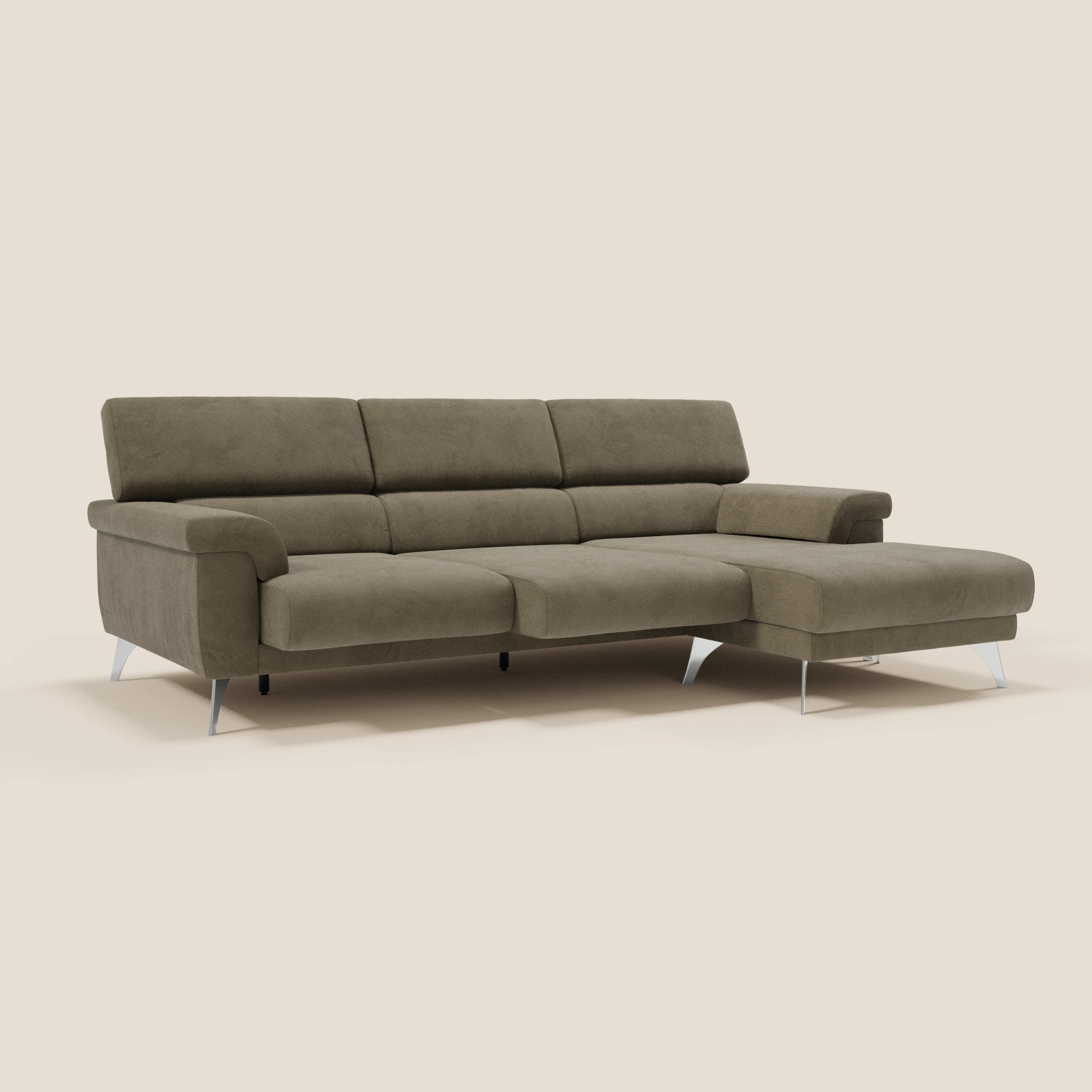 Il divano angolare Raffaello di Divani.Store è caratterizzato da sedute scorrevoli, poggiatesta regolabili e rivestimento in microfibra marrone T11, facile da pulire, che offre un design elegante e minimalista con chaise lounge sul lato destro.