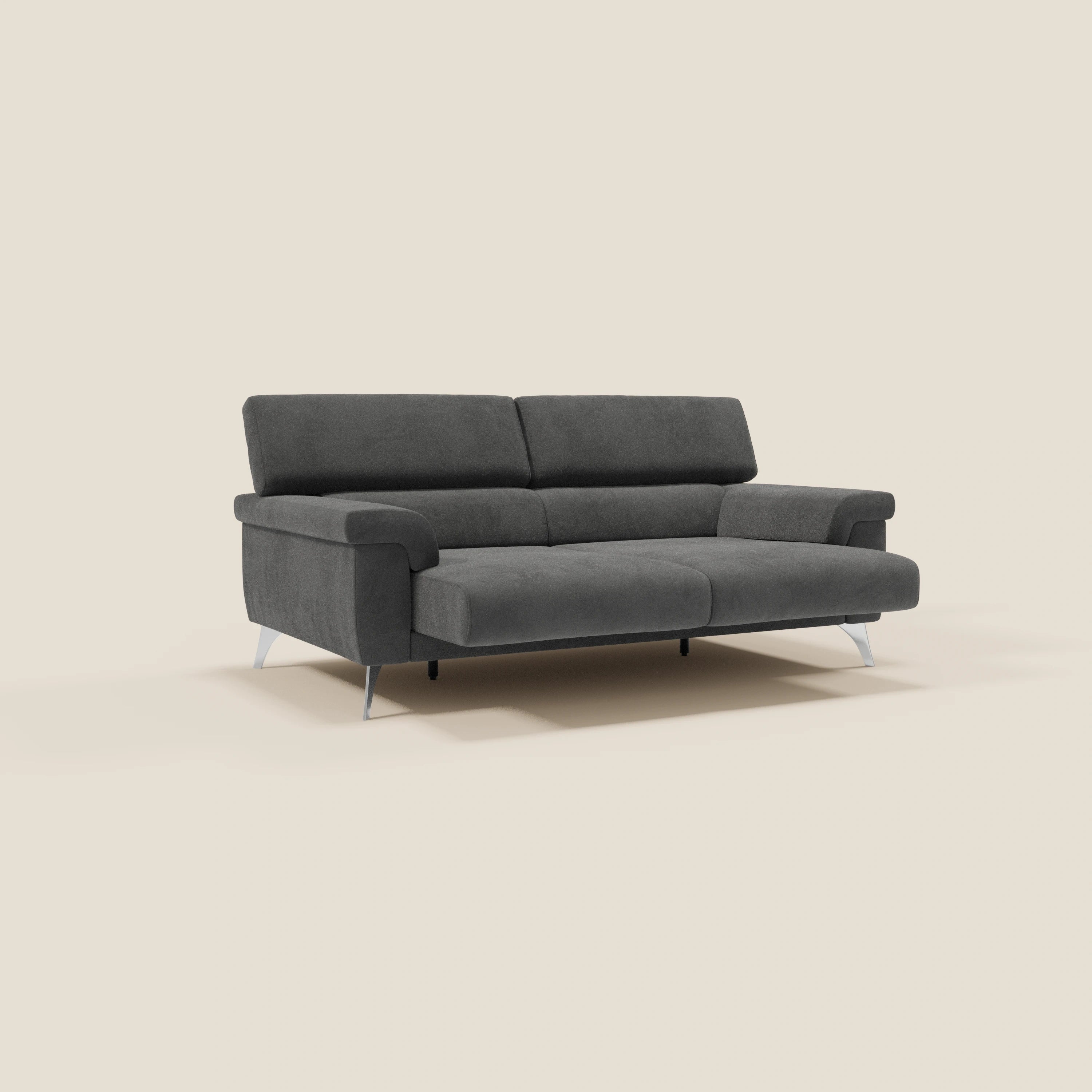 Il divano Raffaello di Divani.Store, in T11 nero smacchiabile microfibra, è caratterizzato da sedute allungabili, poggiatesta reclinabili, gambe in metallo, braccioli bassi e cuscini di schienale in feltro. Il suo design moderno spicca su uno sfondo beige semplice.