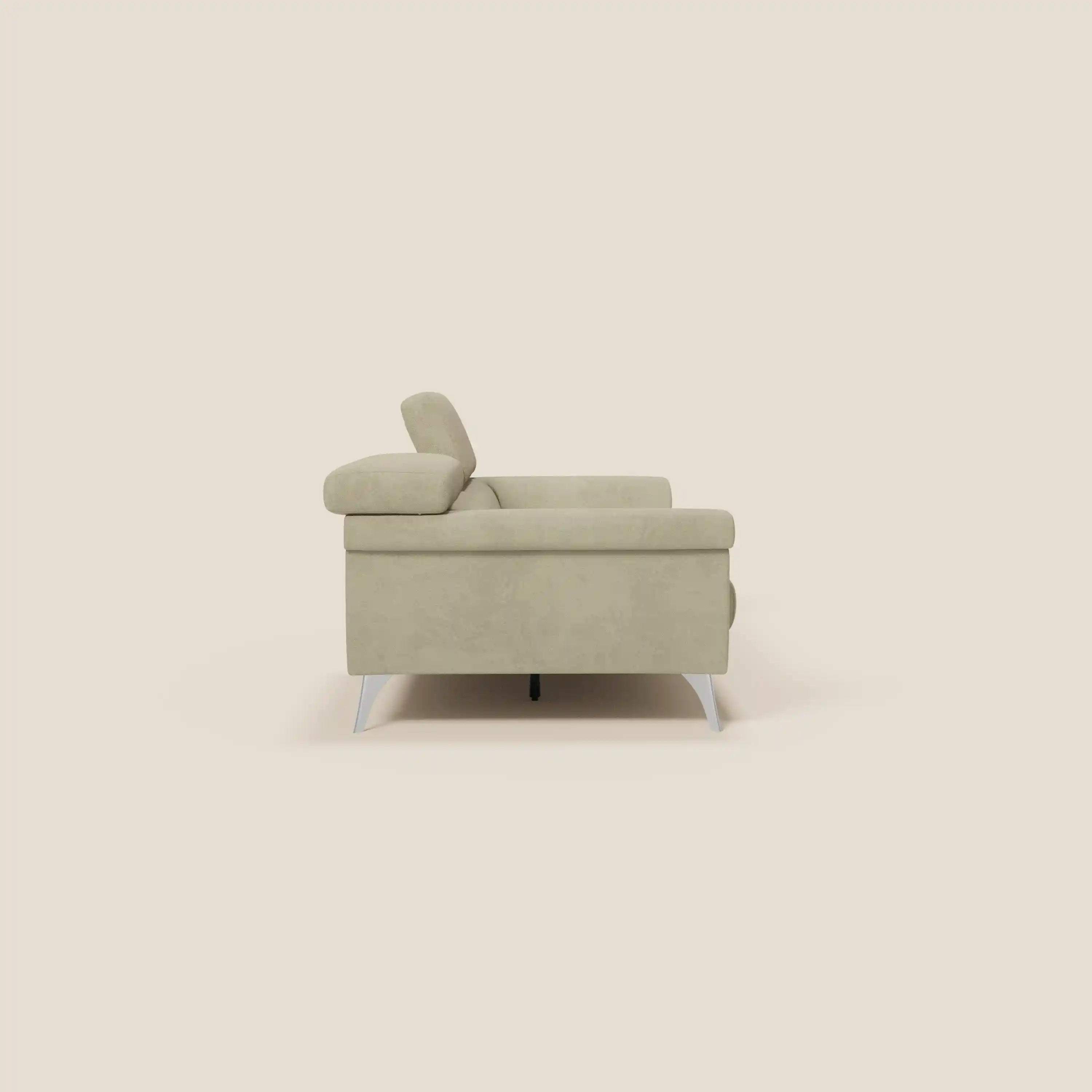 Vista laterale del divano Raffaello con sedute allungabili e poggiatesta reclinabili in microfibra T11 beige di Divani.Store, caratterizzato da un design moderno e minimale con braccioli quadrati e comfort reclinabile, su sfondo crema.