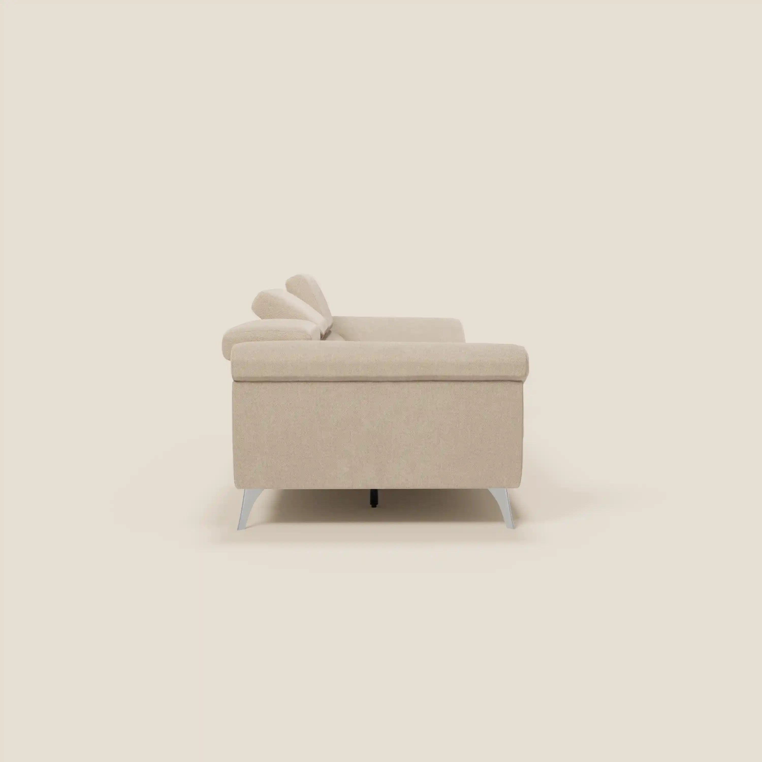 Divano Donatello beige con 3 sedute allungabili, braccioli contenitore e poggiatesta reclinabili in tessuto smacchiabile T23 di Divani.Store si presenta lateralmente, caratterizzato da un moderno minimalismo e da un pratico comfort.