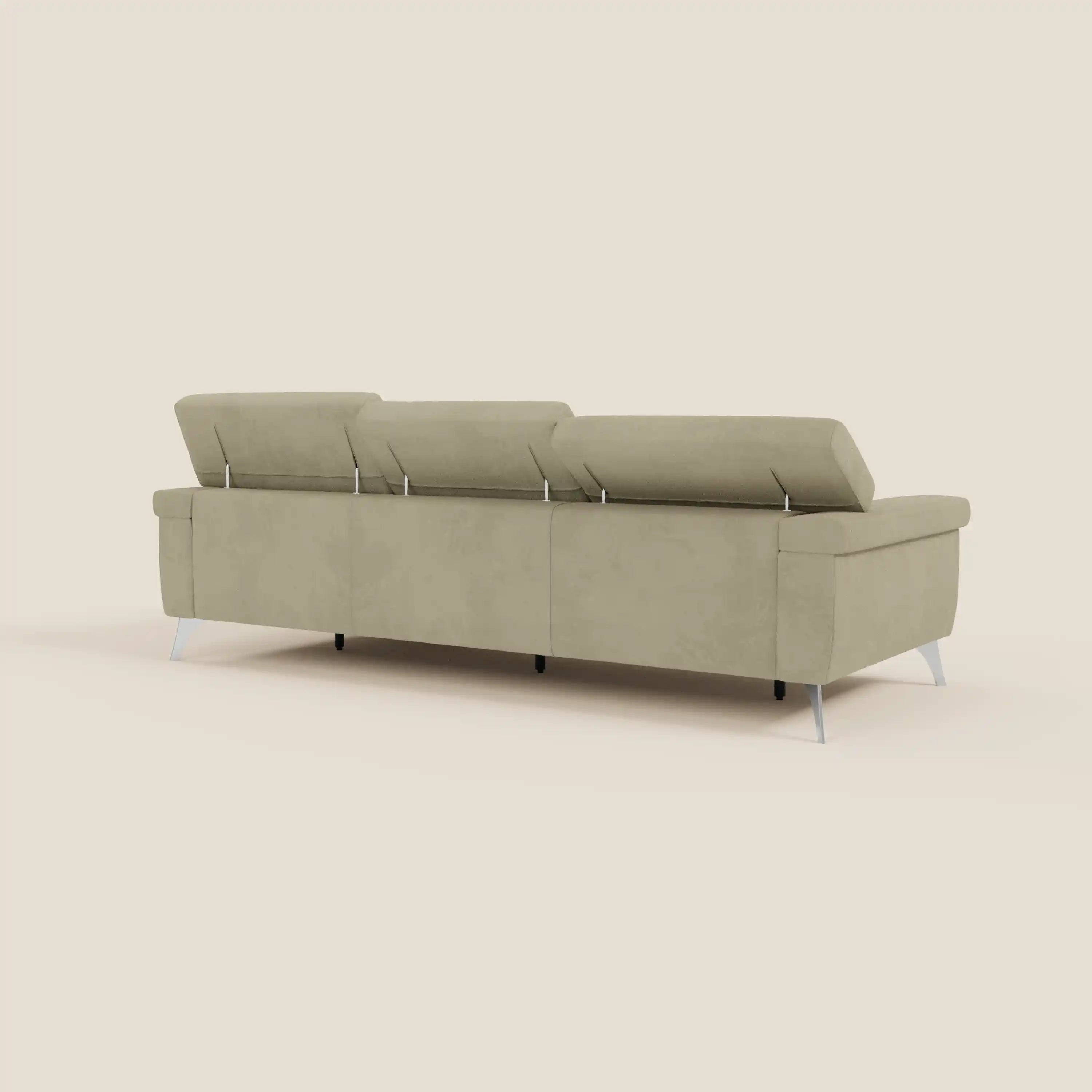 Il divano angolare Raffaello di Divani.Store in microfibra smacchiabile beige T11 è dotato di sedute scorrevoli, tre poggiatesta regolabili ed eleganti gambe in metallo argentato per un look moderno e minimalista.