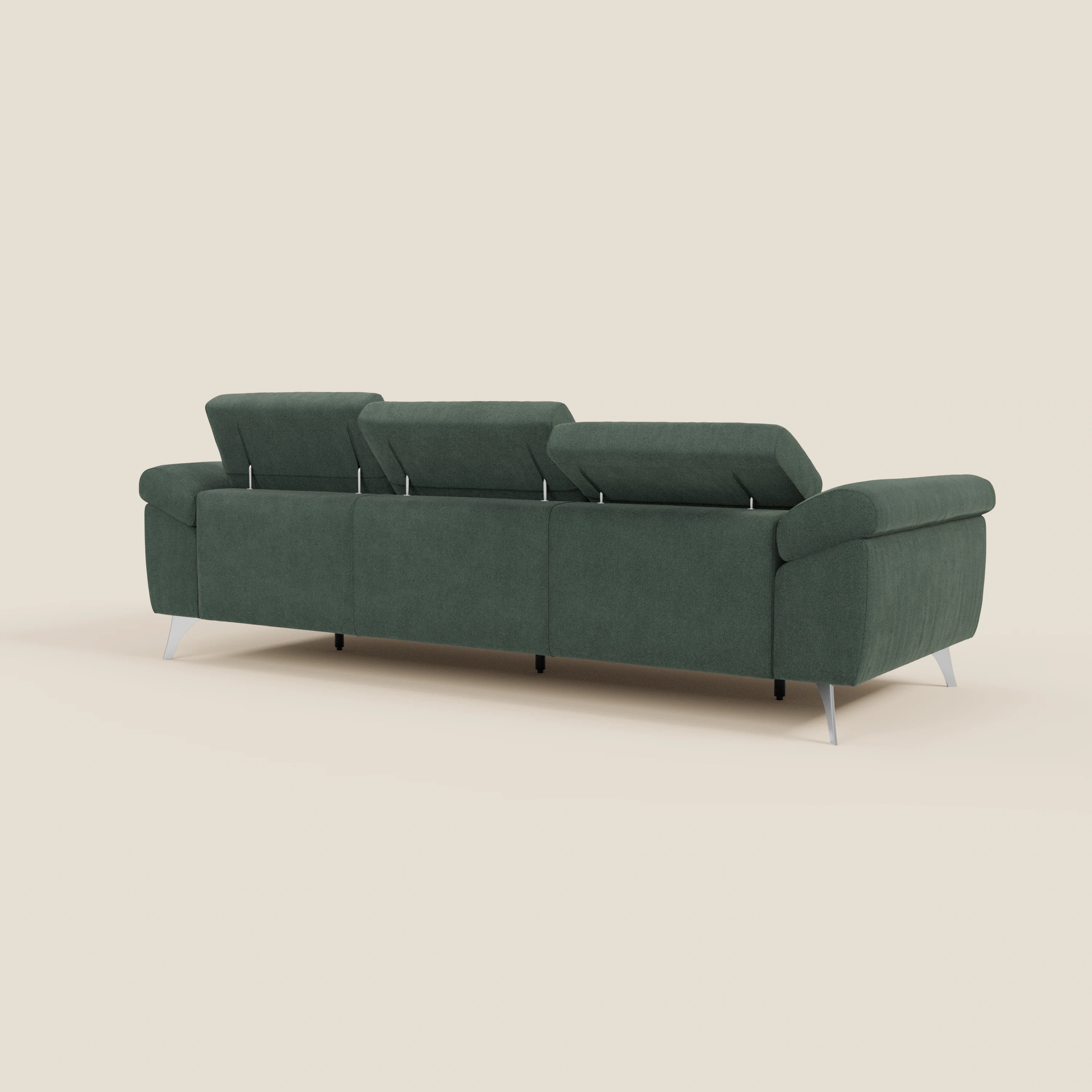 Divano moderno Donatello di Divani.Store in tessuto smacchiabile T23 verde scuro, con 3 sedute allungabili, braccioli contenitore e poggiatesta reclinabili. Le gambe in metallo e le linee pulite ne esaltano il comfort contemporaneo su uno sfondo beige.