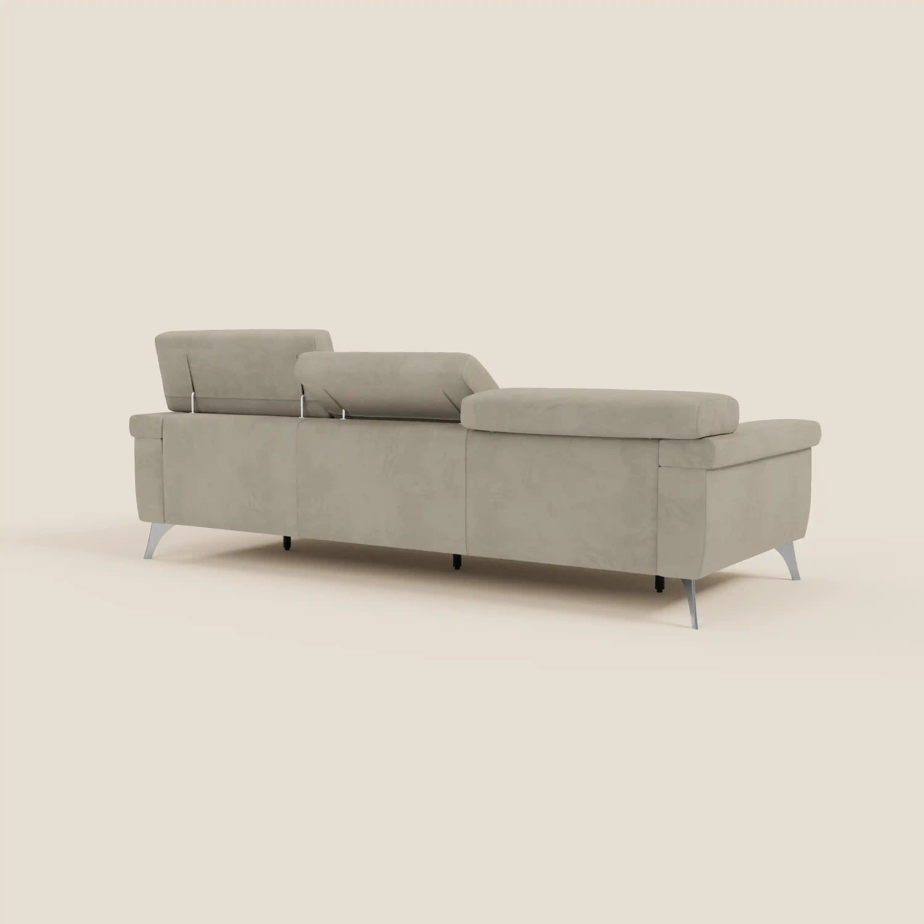Un divano Raffaello di Divani.Store in smacchiabile T11 tortora microfibra è presentato dal retro con 3 sedute allungabili, poggiatesta reclinabili, linee pulite, cuciture minimali e gambe metalliche argento su sfondo crema.