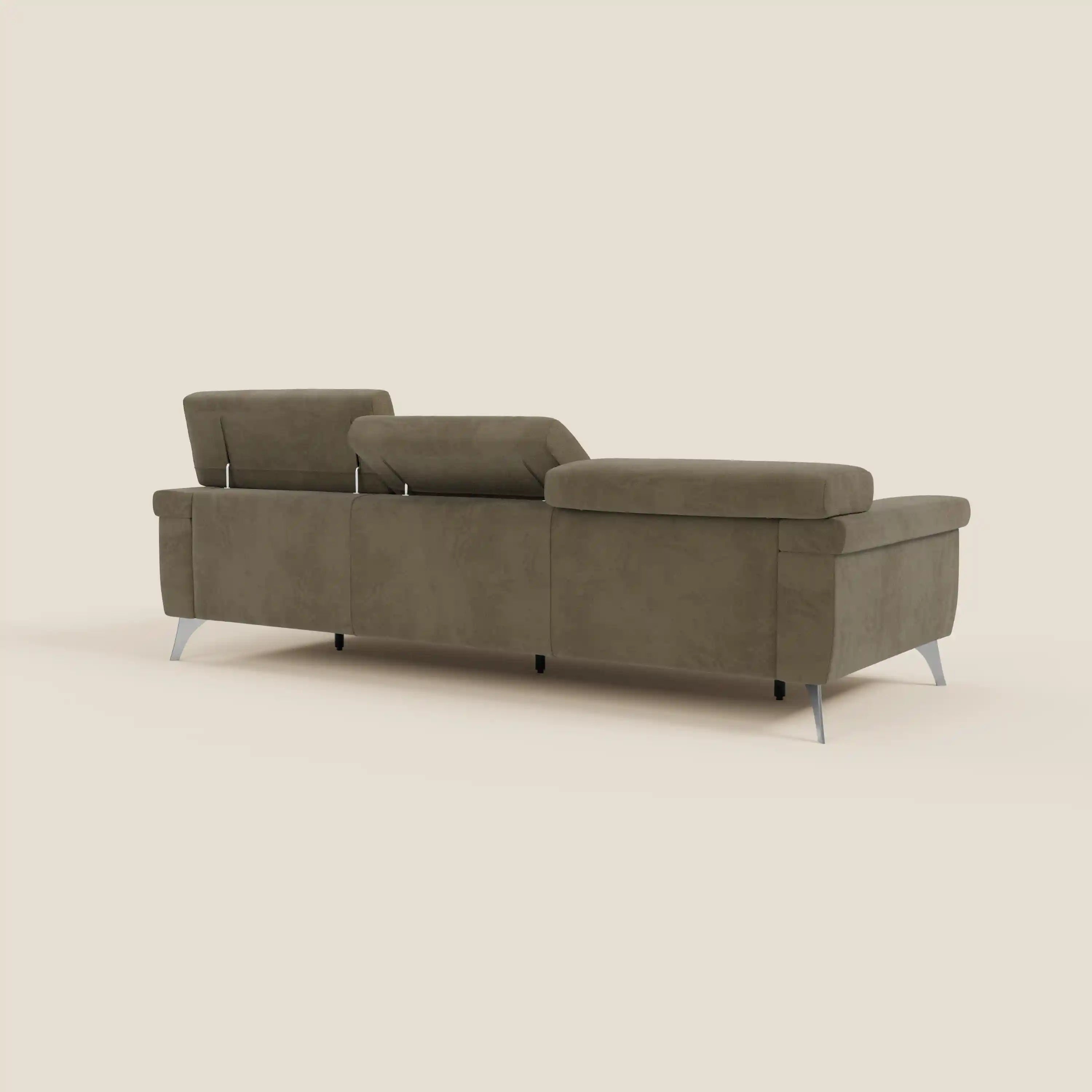 Il divano Raffaello di Divani.Store è caratterizzato da 3 sedute allungabili e poggiatesta reclinabili in microfibra antimacchia T11 marrone, con eleganti gambe in metallo argentato e comfort di produzione italiana.