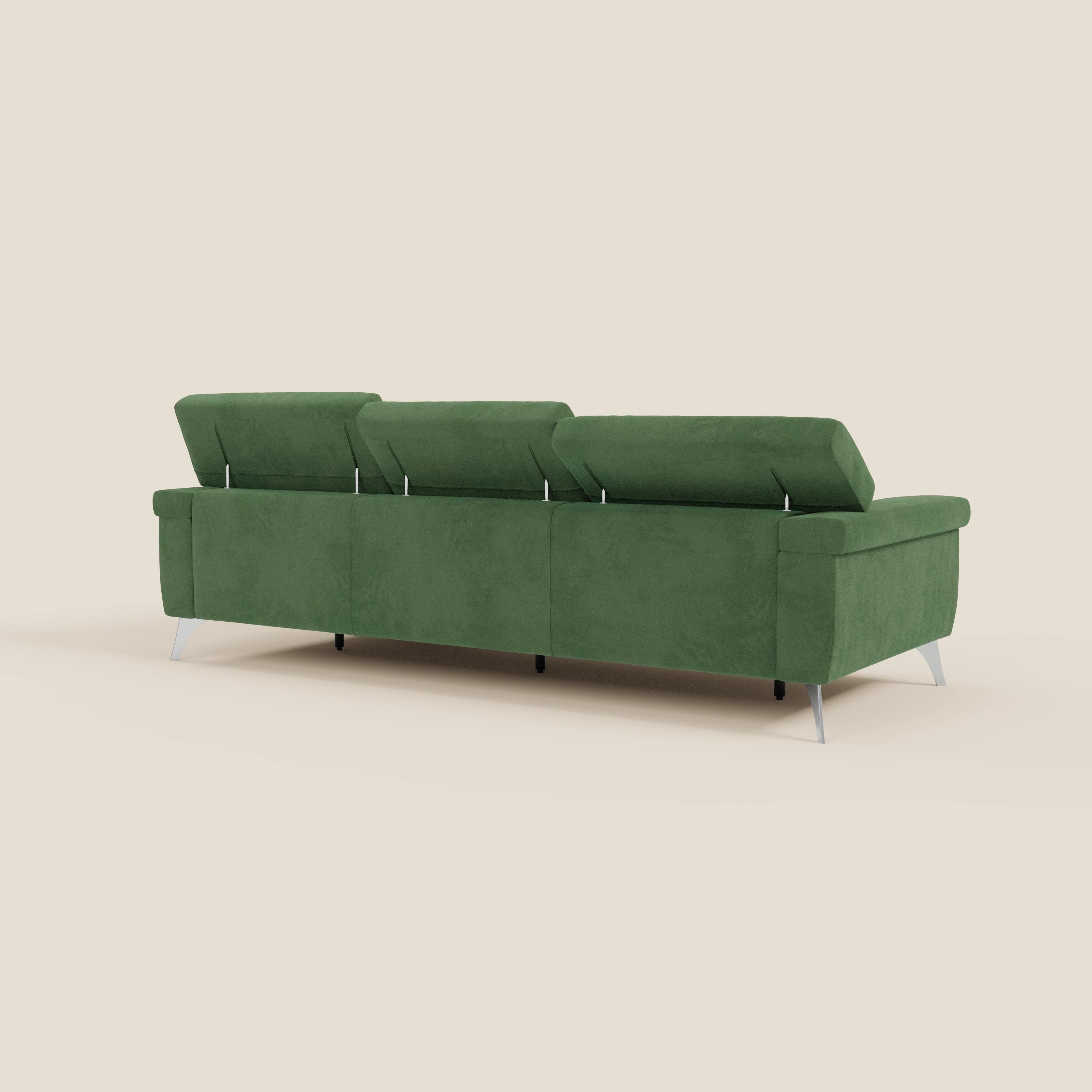 Il Divano angolare Raffaello di Divani.Store è caratterizzato da sedili scorrevoli e poggiatesta regolabili in microfibra verde T11 antimacchia, sostenuti da quattro gambe angolari in metallo per un look minimalista e contemporaneo.