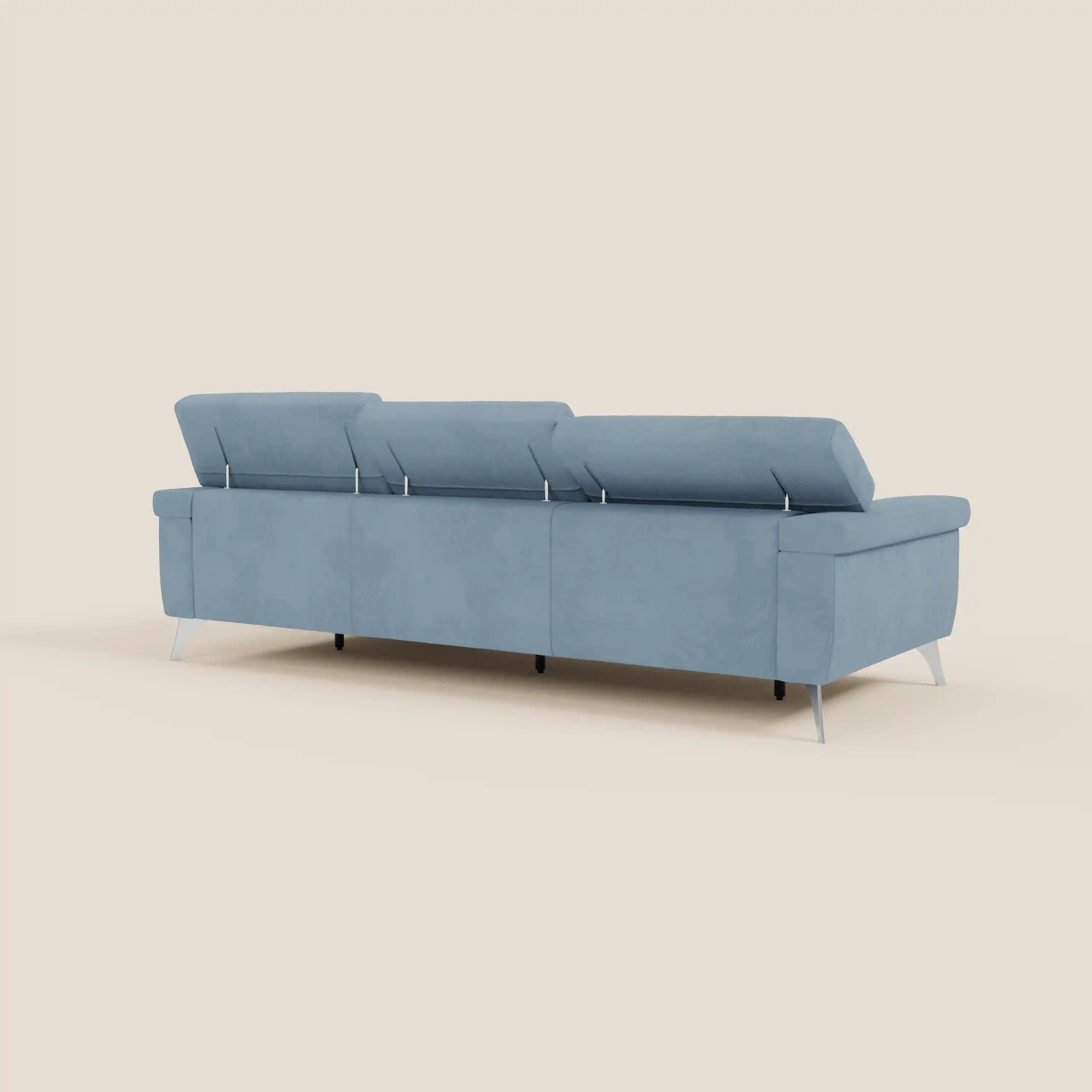 Il Raffaello Divano angolare di Divani.Store è presentato dal retro in T11 carta da zucchero microfibra, con sedute scorrevoli, poggiatesta regolabile, eleganti gambe in metallo e un design minimalista su sfondo beige.