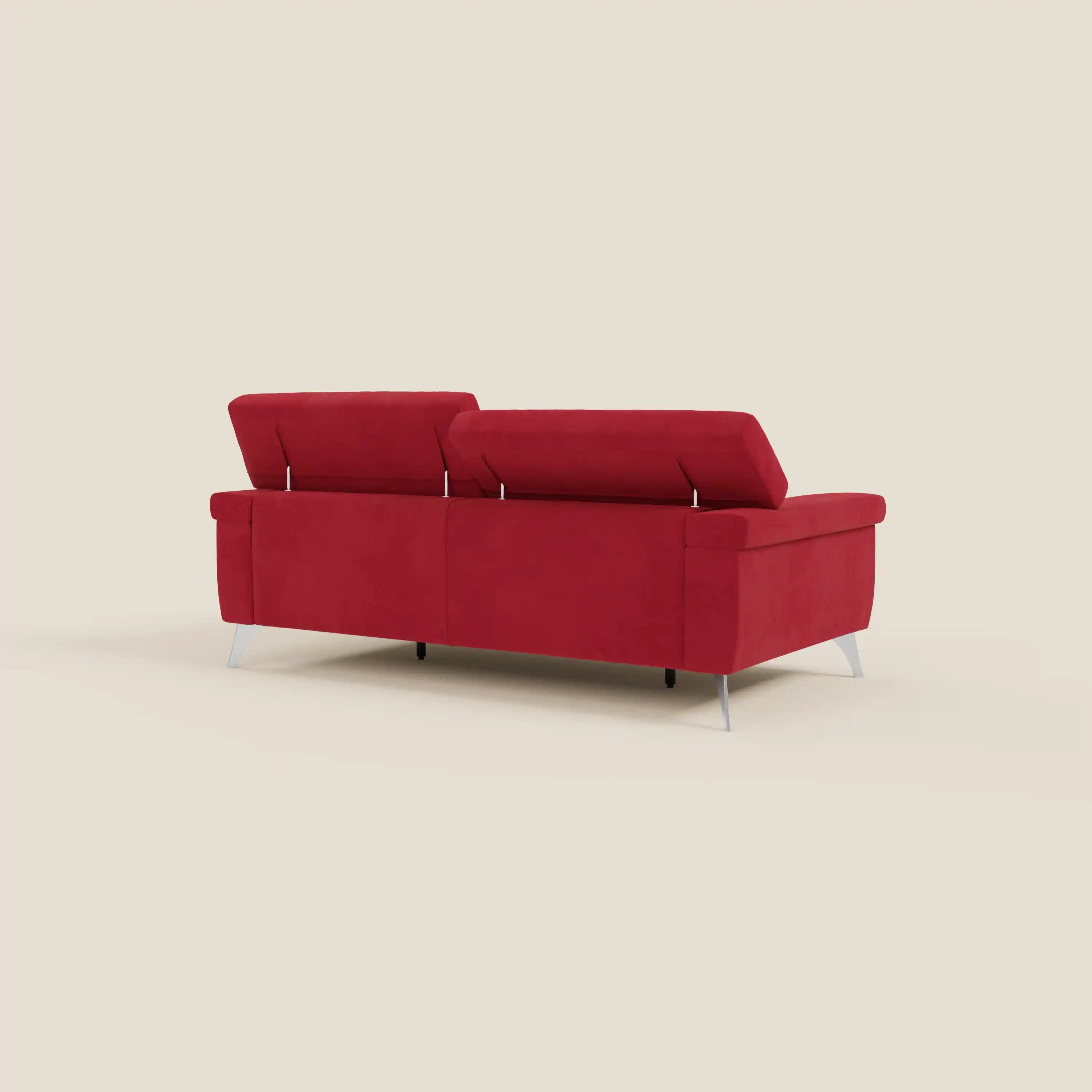 Il divano Raffaello di Divani.Store, in microfibra antimacchia T11 rossa, è caratterizzato da sedute allungabili, poggiatesta reclinabili, gambe in metallo e un look minimalista. I due schienali regolabili sono mostrati sollevati a diverse angolazioni su uno sfondo beige.