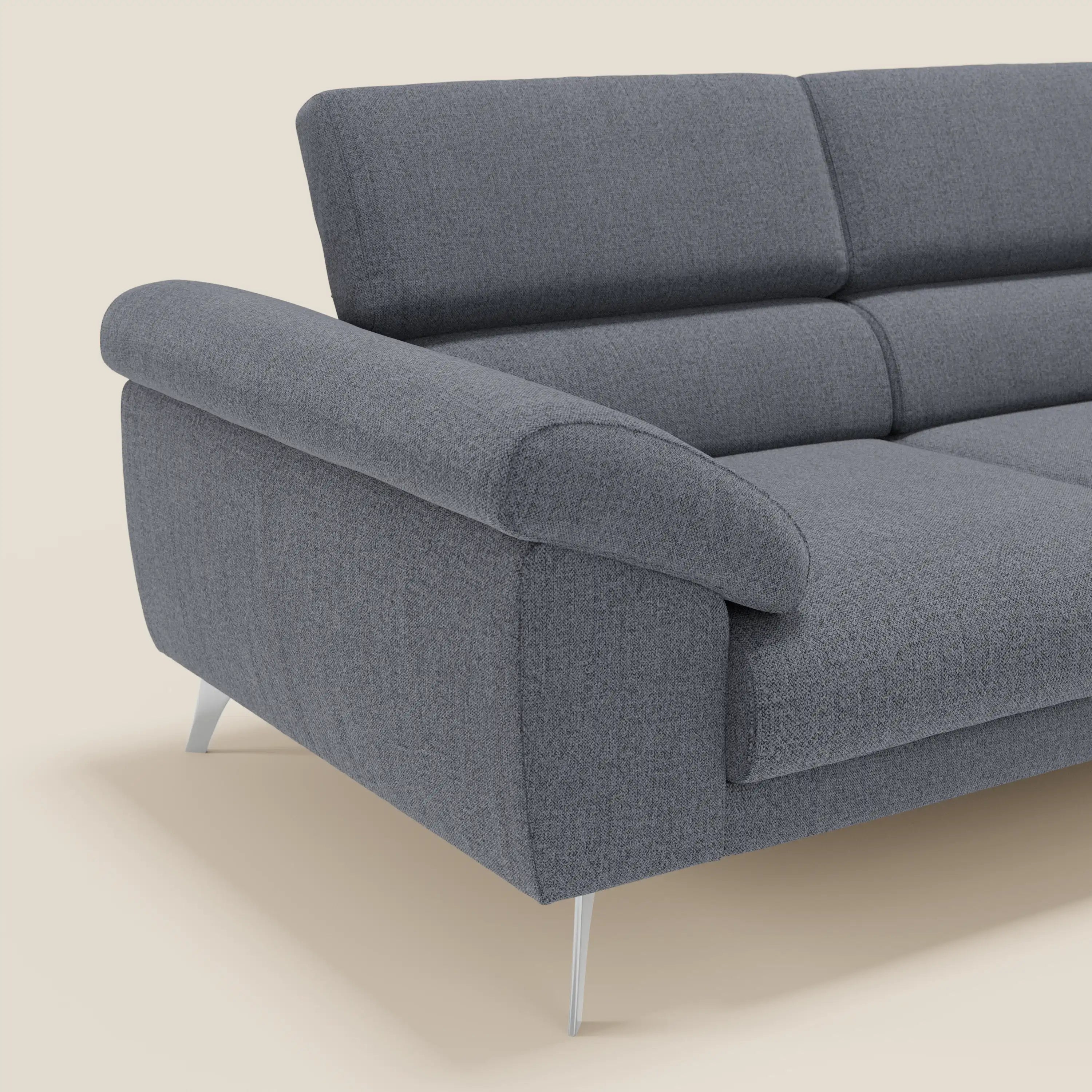 Divano contemporaneo Divani.Store Donatello in tessuto grafite T23 blu antimacchia con sedute allungabili, braccioli contenitori e poggiatesta reclinabili. Nell'immagine il lato sinistro su sfondo beige chiaro.