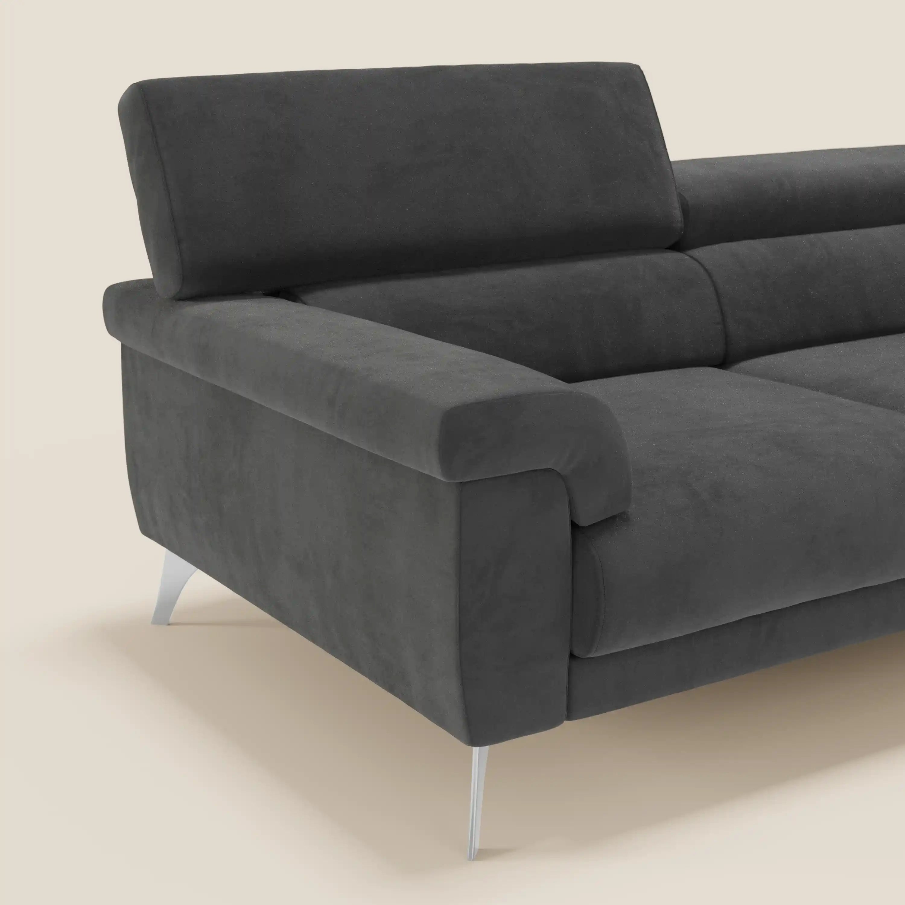 Il divano Raffaello con sedute allungabili e poggiatesta reclinabili di Divani.Store è presentato in microfibra T11 nero smacchiabile, con un design moderno e scuro, cuscini in feltro, ampi braccioli e gambe angolate in metallo su uno sfondo beige.