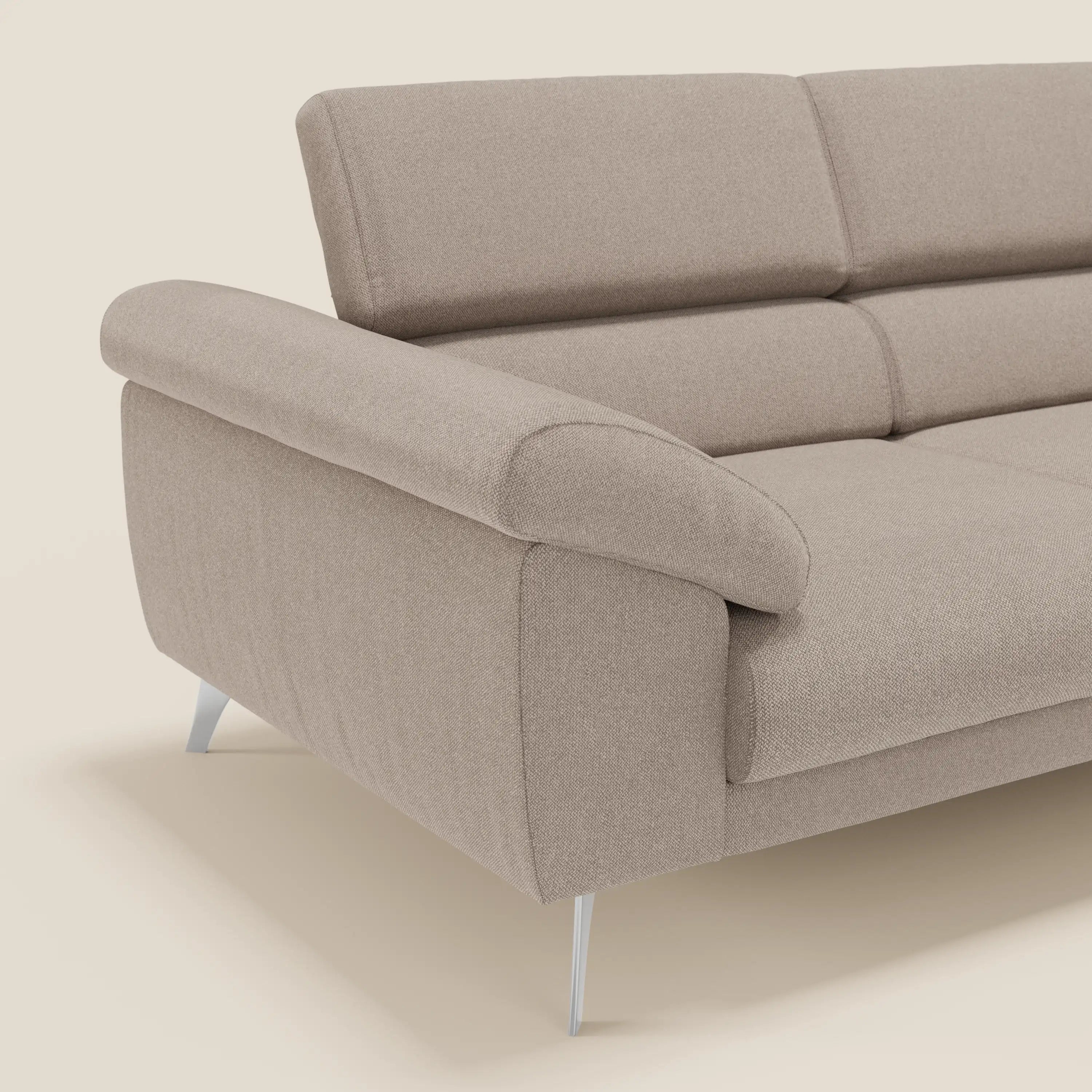 Un primo piano del divano Donatello di Divani.Store in tessuto smacchiabile T23 tortora, con sedute allungabili, braccioli contenitore e poggiatesta reclinabili per il massimo comfort in un design moderno.