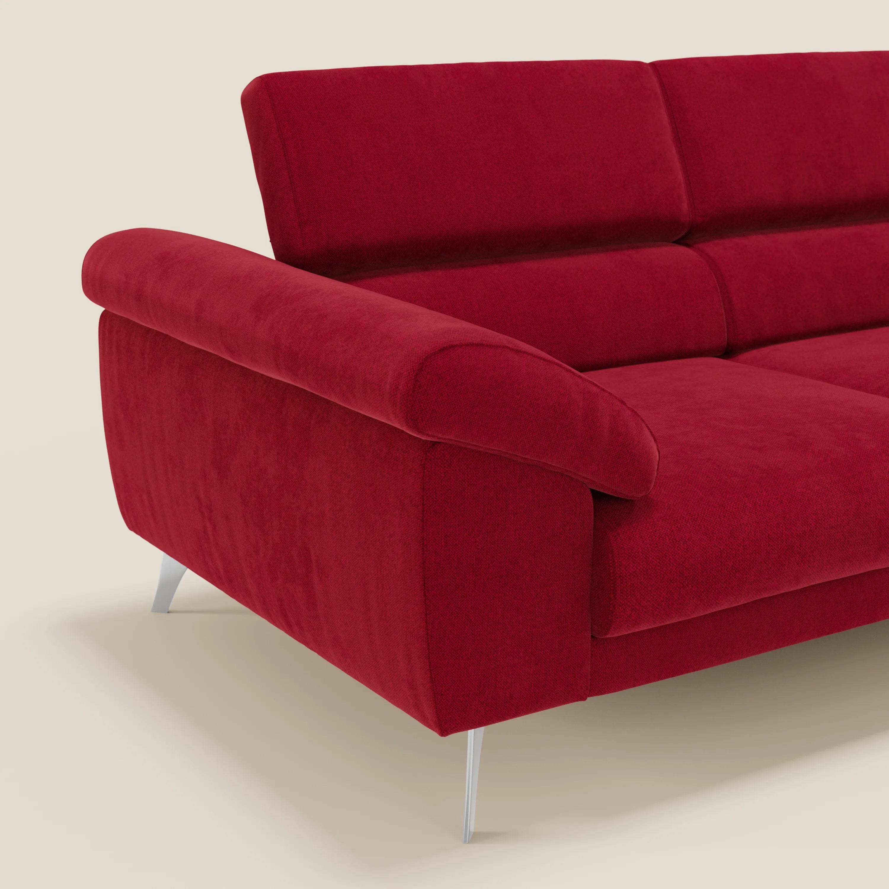 Primo piano del divano Donatello di Divani.Store, presentato in tessuto smacchiabile T23 bordeaux con sedute allungabili, braccioli contenitore, poggiatesta reclinabili; solo una parte della seduta e dello schienale appaiono su uno sfondo beige chiaro.