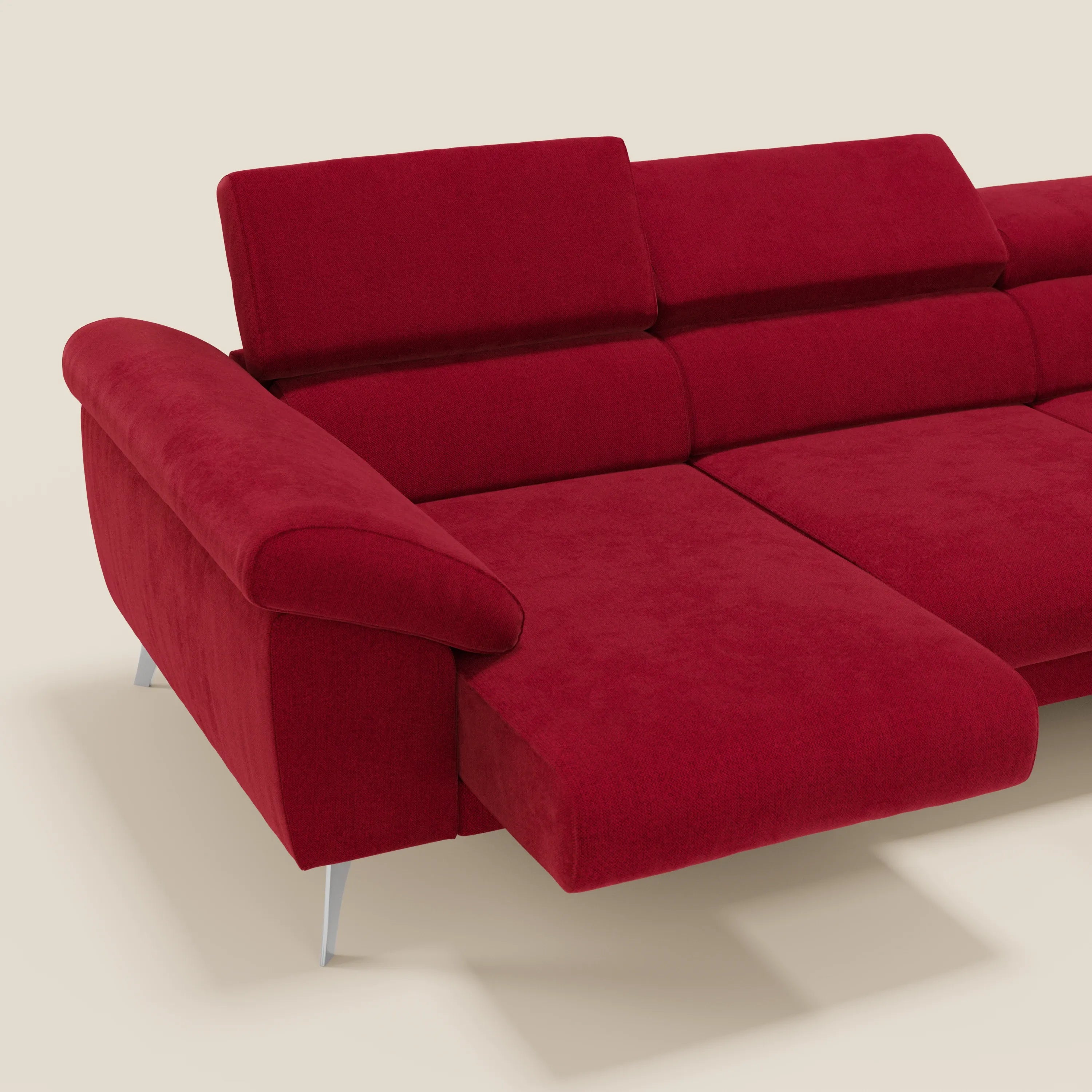 Il Divano angolare Donatello di Divani.Store è caratterizzato da sedute scorrevoli, braccioli contenitore, poggiatesta in morbido tessuto smacchiabile T23 bordeaux, che offrono comfort e stile su uno sfondo beige chiaro.