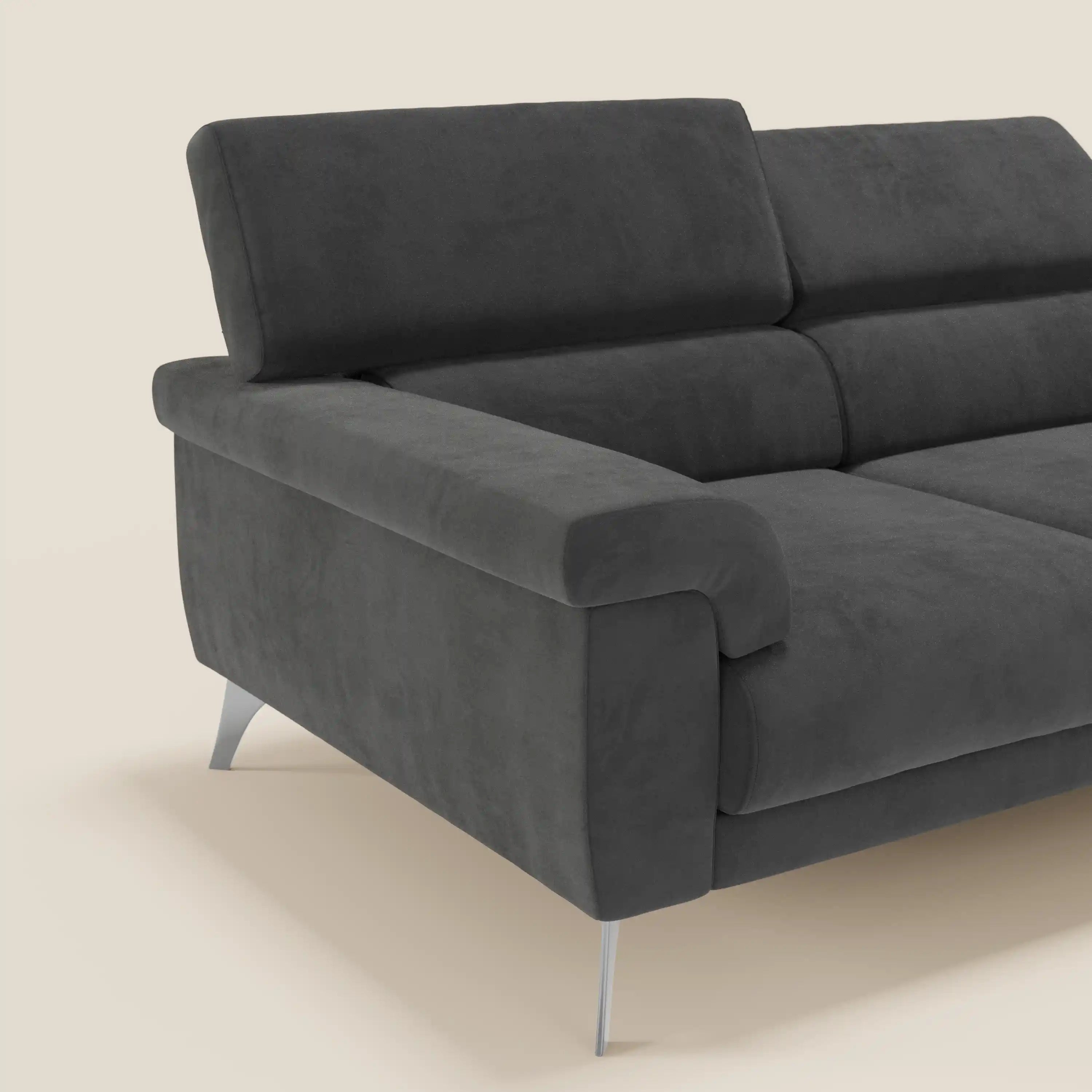 Il divano Raffaello con 3 sedute allungabili e poggiatesta reclinabili in microfibra smacchiabile T11 nero di Divani.Store è mostrato su sfondo beige chiaro, evidenziando il suo stile moderno e texture morbida.