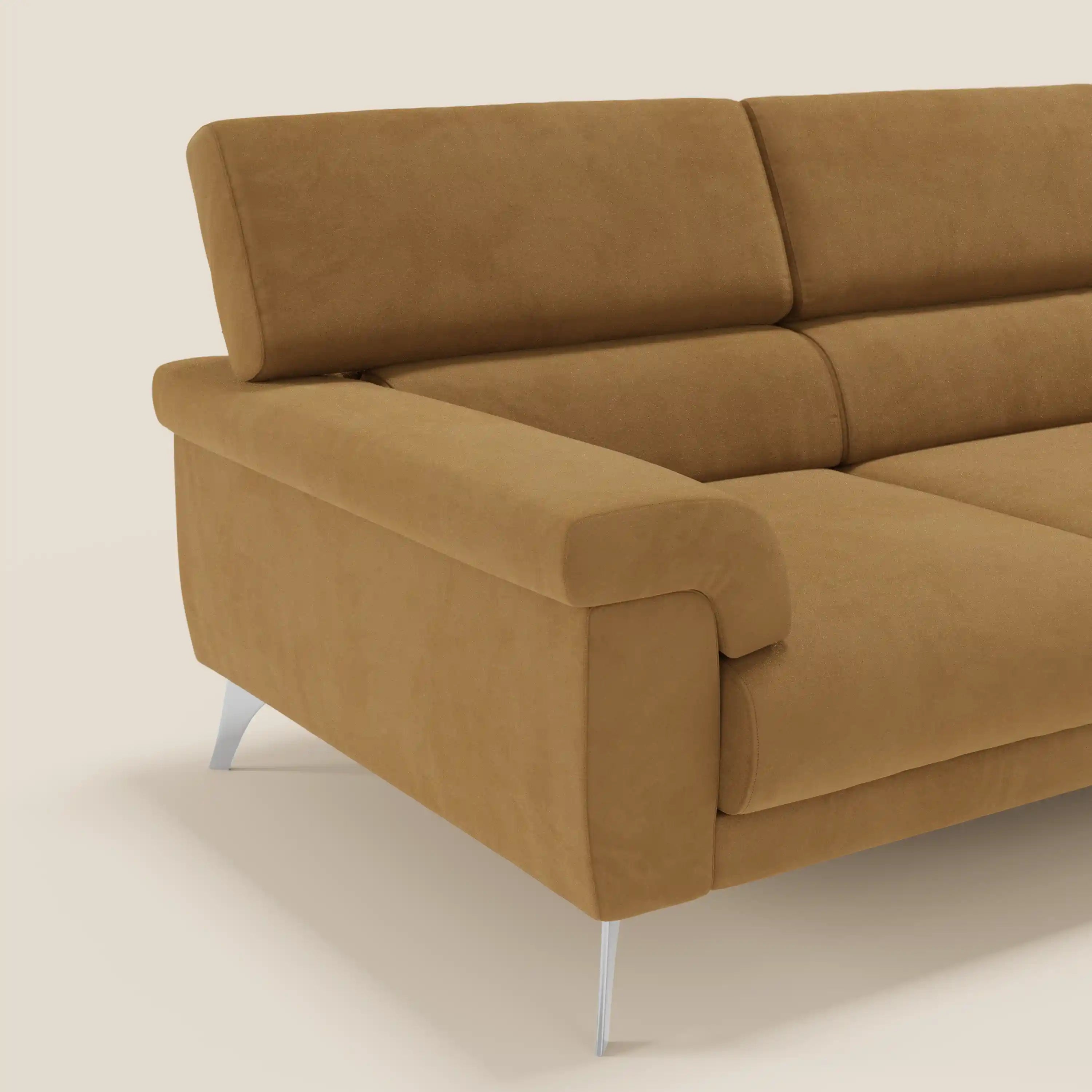 Il divano angolare Raffaello di Divani.Store è caratterizzato da sedute scorrevoli e poggiatesta regolabili in microfibra antimacchia T11 cuoio. Presentato con un bracciolo e uno schienale parziale su uno sfondo beige per un look elegante e moderno.