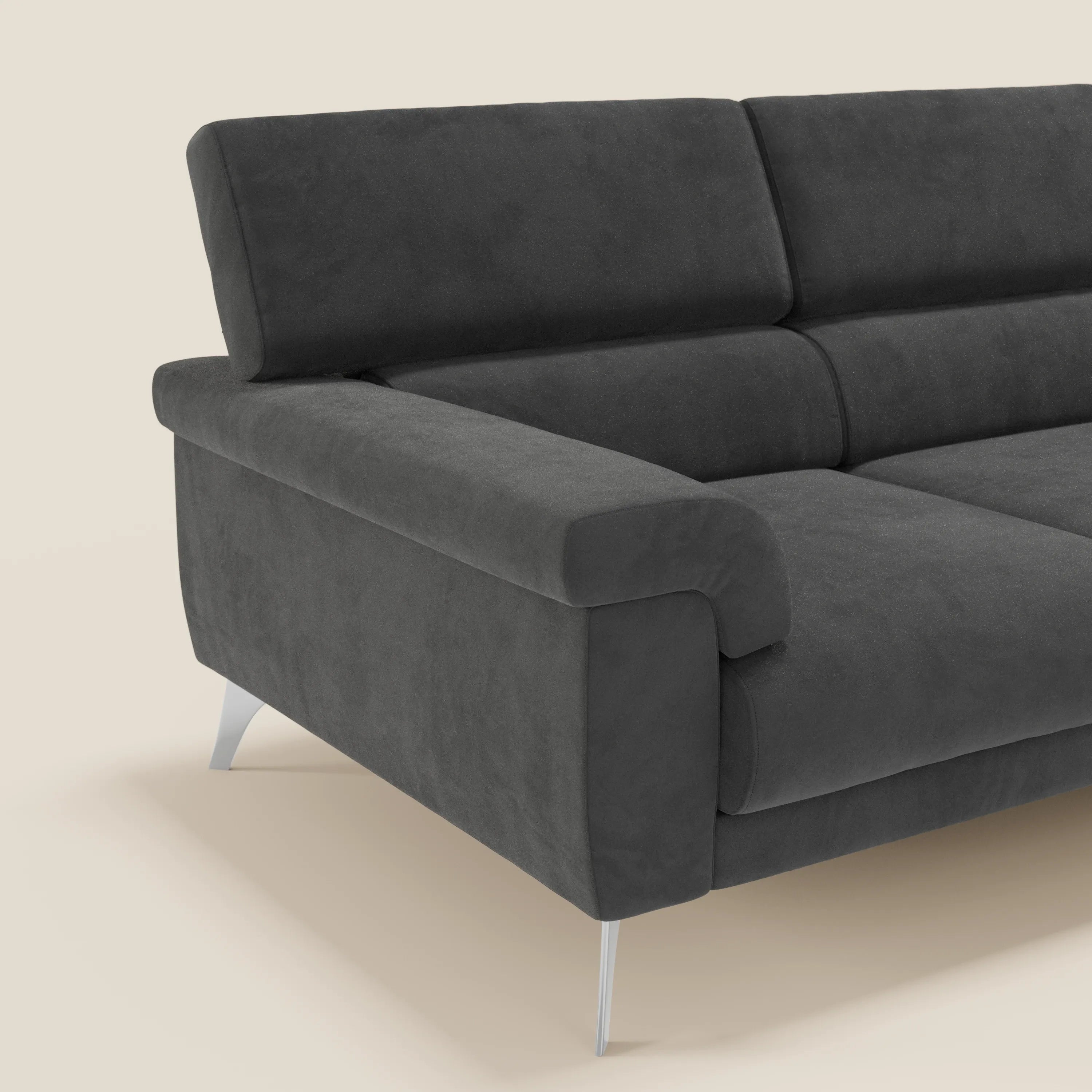 Il divano angolare Raffaello di Divani.Store è presentato in microfibra nera T11 sfoderabile, con scorrevoli sedute, poggiatesta regolabili, ampi braccioli, gambe angolari in argento e cuscini in feltro su uno sfondo beige tinta unita.