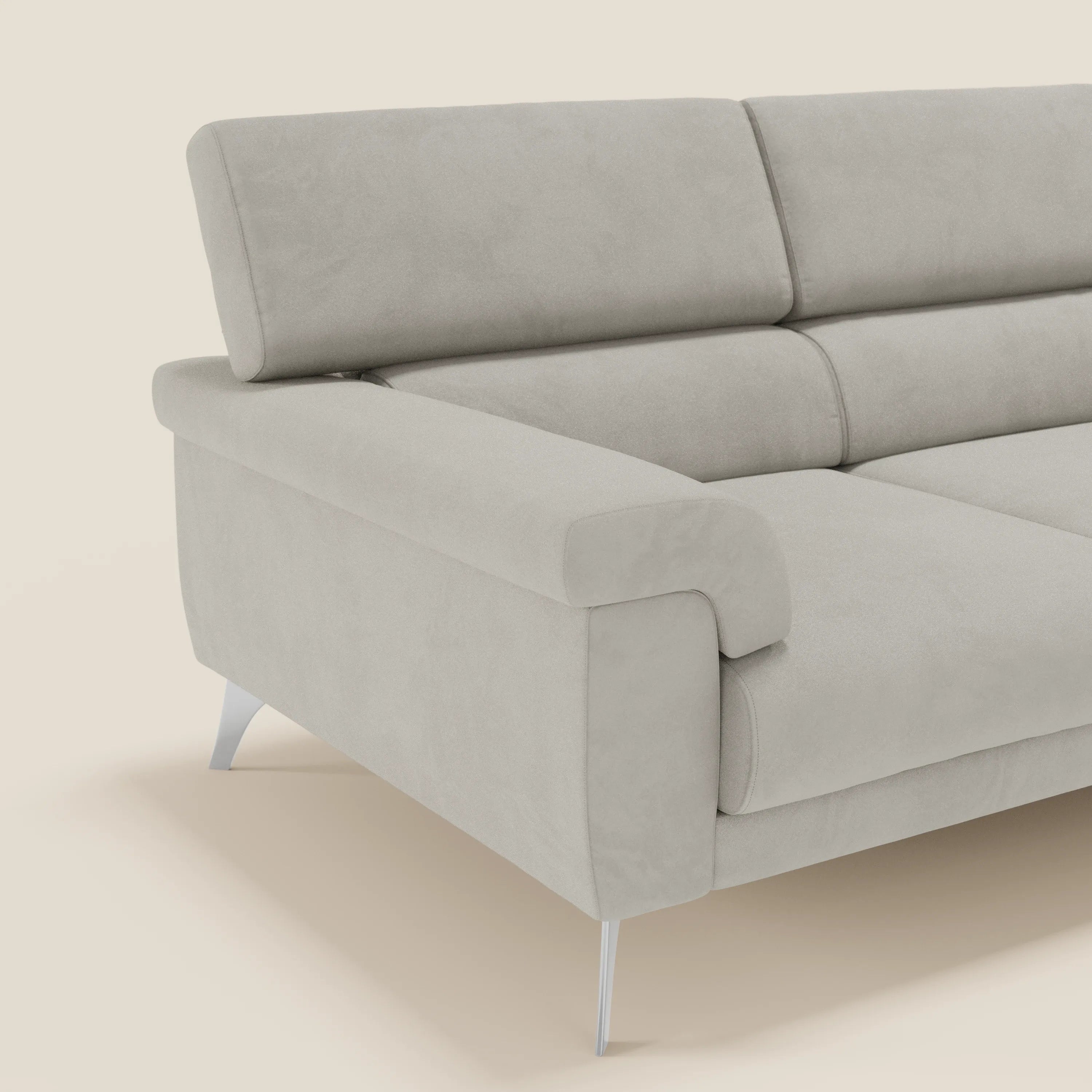 Il divano angolare Raffaello di Divani.Store in microfibra antimacchia T11 panna è caratterizzato da sedute scorrevoli, poggiatesta regolabili ed eleganti gambe in metallo, che coniugano comfort e stile contemporaneo per uno spazio moderno.