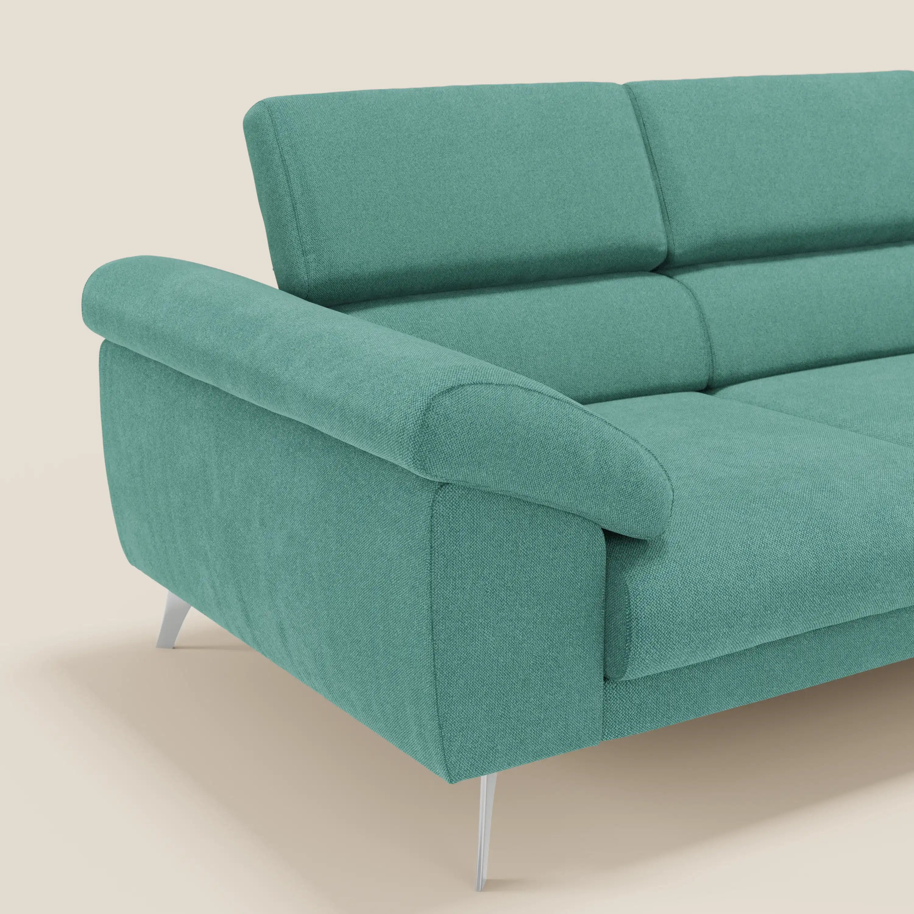 Il divano Donatello di Divani.Store in smacchiabile T23 verde acqua ha 3 sedute allungabili, braccioli contenitore, poggiatesta reclinabili, e presenta un design moderno con ampi braccioli e morbidi cuscini su uno sfondo neutro.