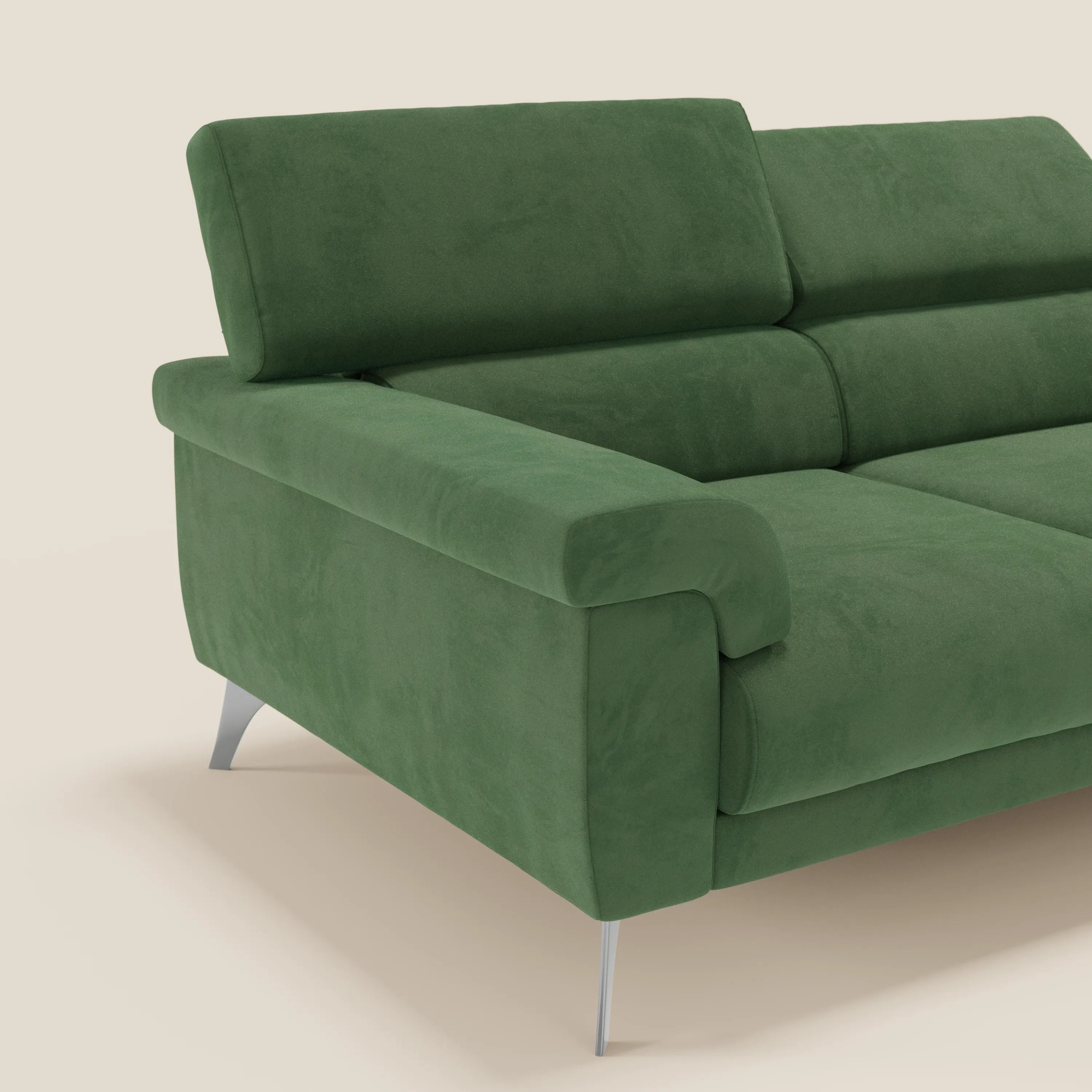 Il divano Raffaello di Divani.Store, con 3 sedute allungabili e poggiatesta reclinabili in microfibra verde T11 smacchiabile, si presenta con ampi braccioli e gambe eleganti in metallo su sfondo beige, evidenziando la qualità artigianale Made in Italy.