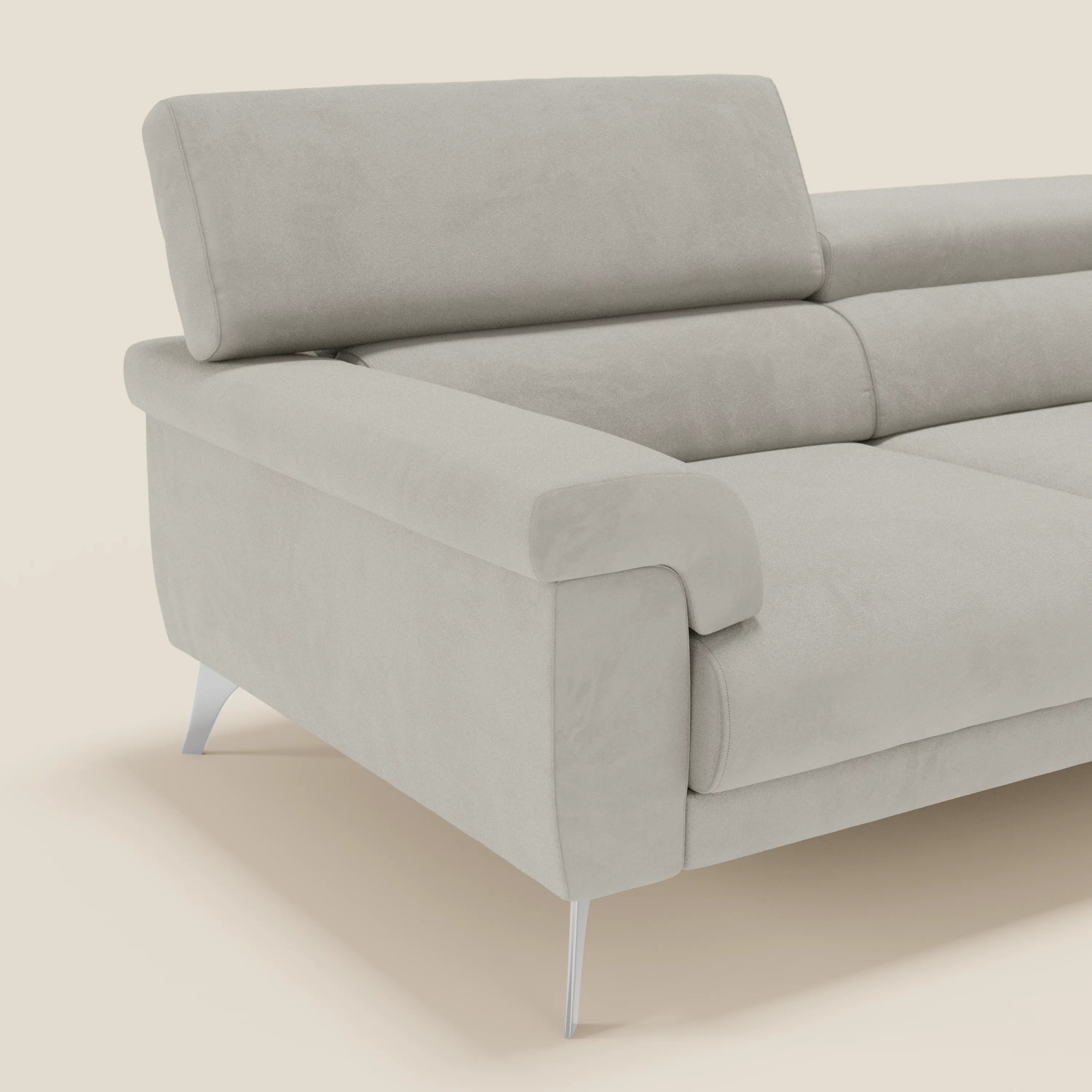 Il divano Raffaello di Divani.Store è caratterizzato da sedute allungabili, poggiatesta reclinabili e microfibra smacchiabile T11 panna. Il suo design moderno comprende ampi braccioli e gambe eleganti, su uno sfondo bianco sporco.