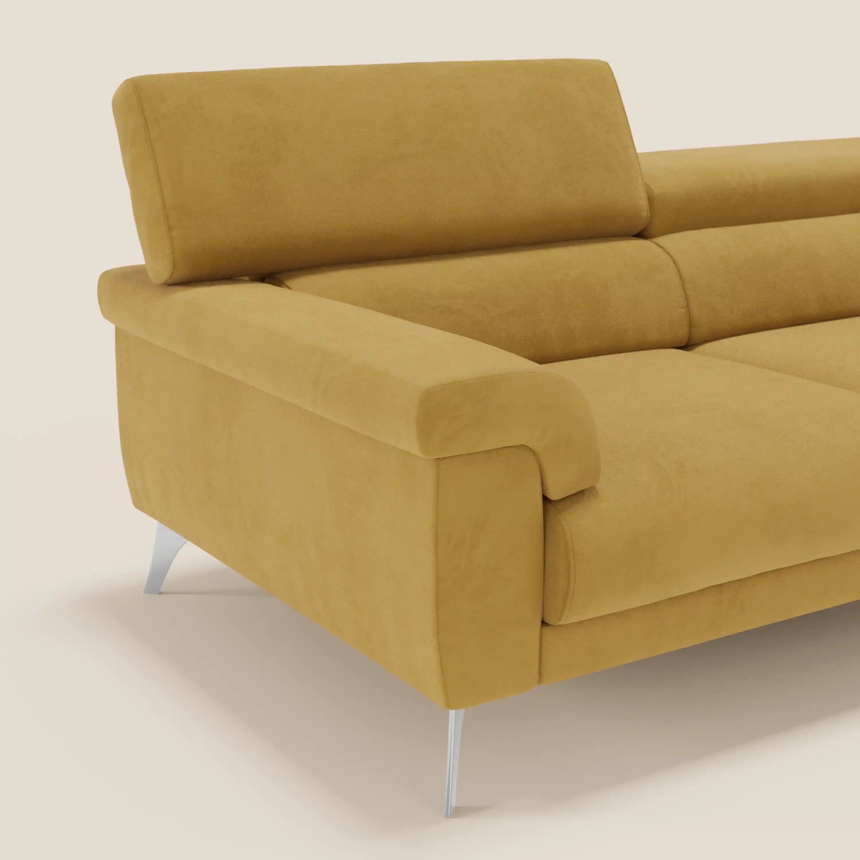 Il divano Raffaello con sedute allungabili e poggiatesta reclinabili in microfibra smacchiabile T11 giallo di Divani.Store è caratterizzato da microfibra morbida e antimacchia, ampi braccioli, cuscini morbidi ed eleganti gambe in metallo argentato.