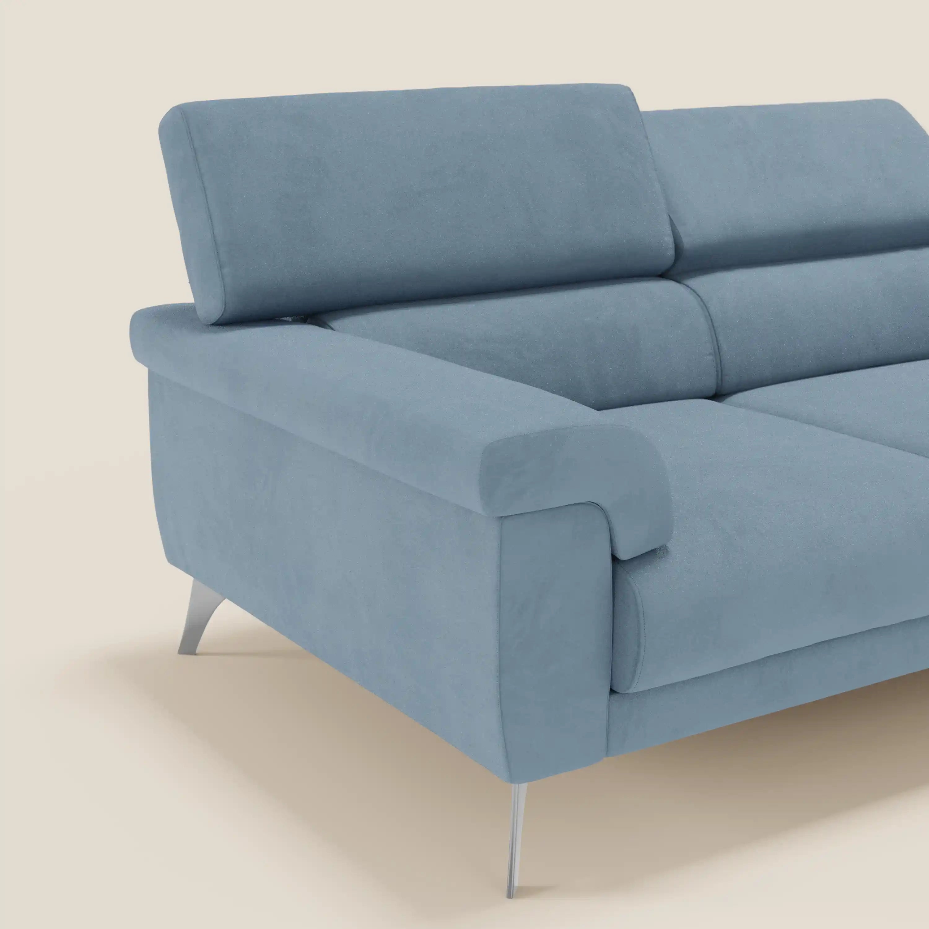 Divano contemporaneo Raffaello di Divani.Store con 3 sedute allungabili e poggiatesta regolabili, rivestito in microfibra smacchiabile T11 carta da zucchero. In foto su sfondo beige chiaro, visibile solo su un lato.