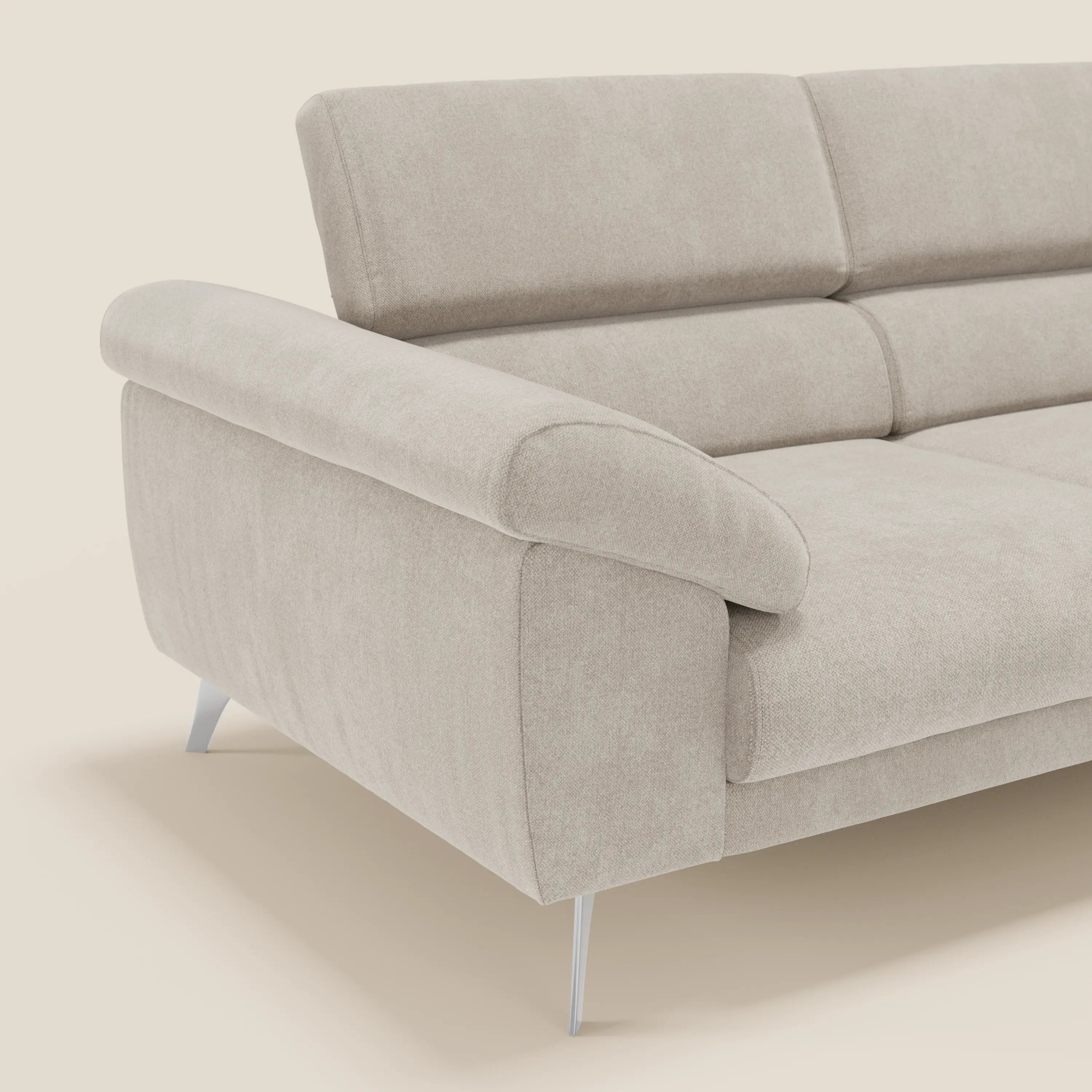 Il divano Donatello di Divani.Store è caratterizzato da sedute allungabili, braccioli contenitore, poggiatesta reclinabili e tessuto smacchiabile T23 panna per garantire comfort e funzionalità in un design moderno.