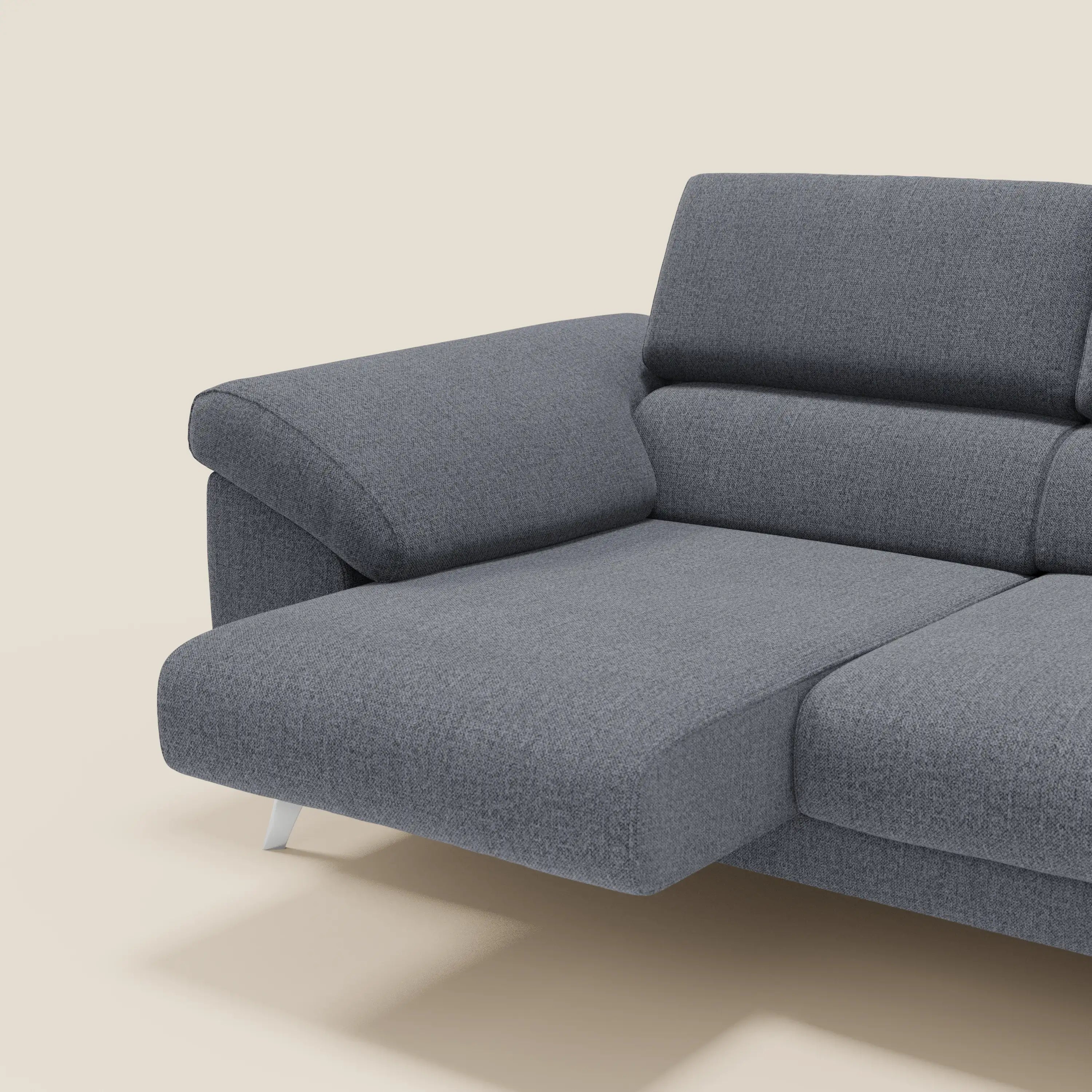 Il Donatello di Divani.Store è un moderno divano in tessuto blu grafite con 3 sedute allungabili, braccioli contenitori e poggiatesta regolabili in più posizioni, che offre comfort e stile.