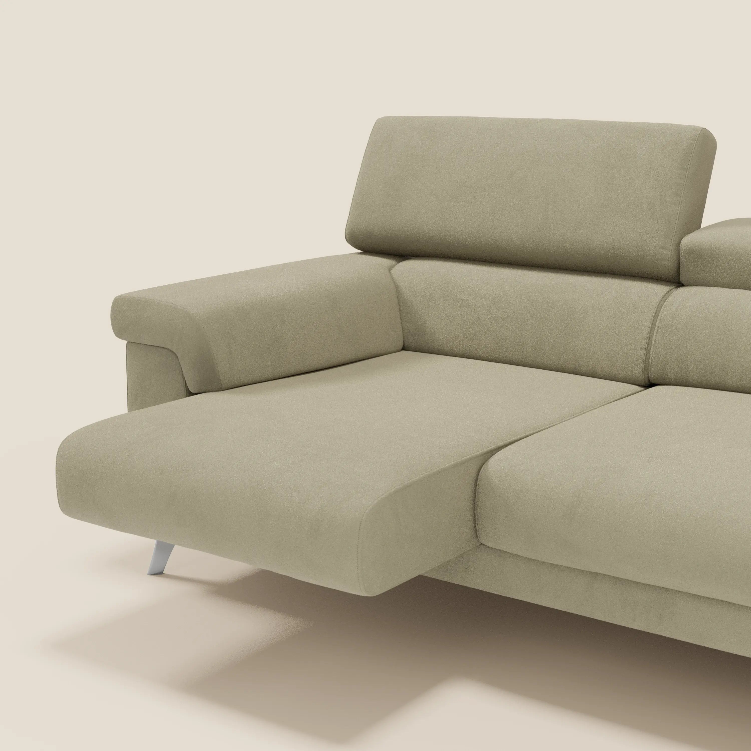 Moderno divano Raffaello di Divani.Store in microfibra antimacchia T11 beige, con 3 sedute allungabili, poggiatesta reclinabili e ampi braccioli. Il lato sinistro è caratterizzato da una chaise longue allungata con eleganti gambe argentate.