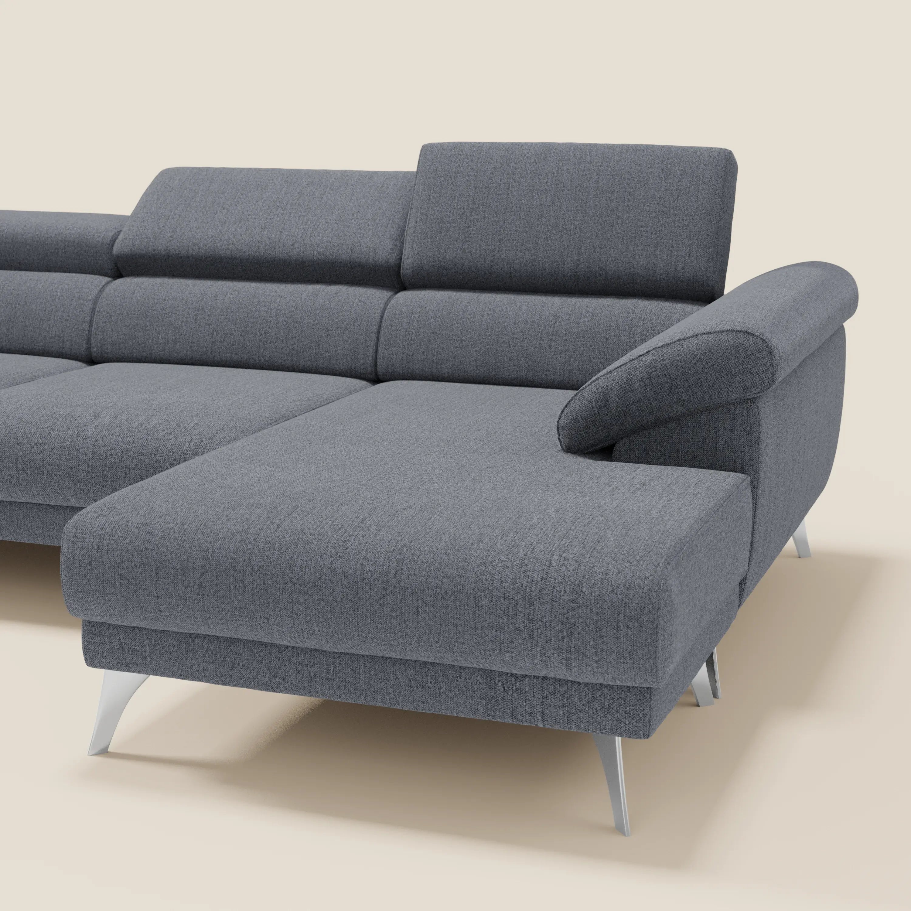 Il Divano angolare Donatello di Divani.Store è dotato di sedili scorrevoli, braccioli portaoggetti, poggiatesta regolabili ed è rivestito in morbido tessuto antimacchia T23 blu grafite. Il tutto su uno sfondo bianco sporco.