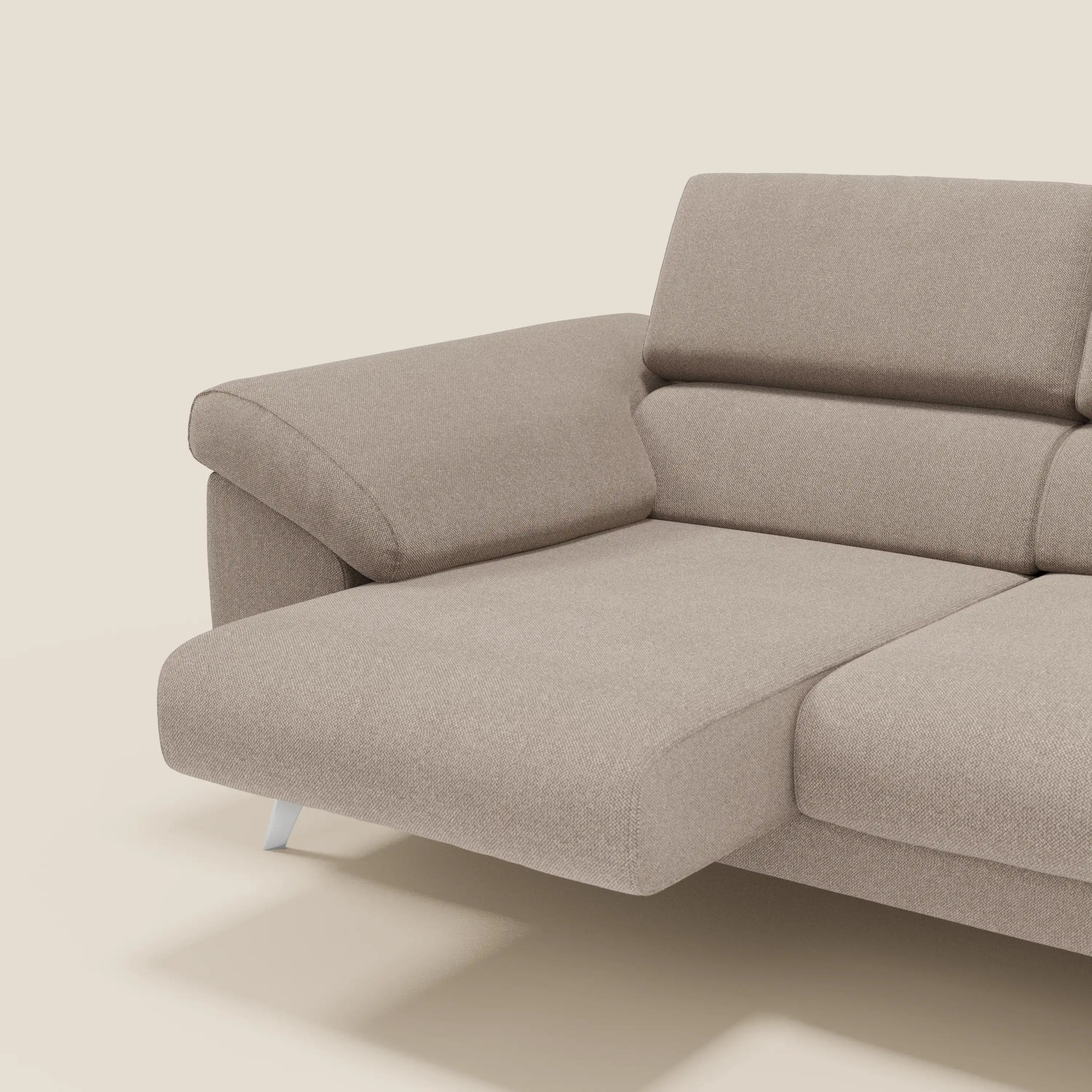 Il divano Donatello di Divani.Store è dotato di 3 sedute estensibili, braccioli contenitori e poggiatesta regolabili in tessuto tortora T23 facile da pulire: un comfort moderno con uno stile elegante per il vostro spazio abitativo.