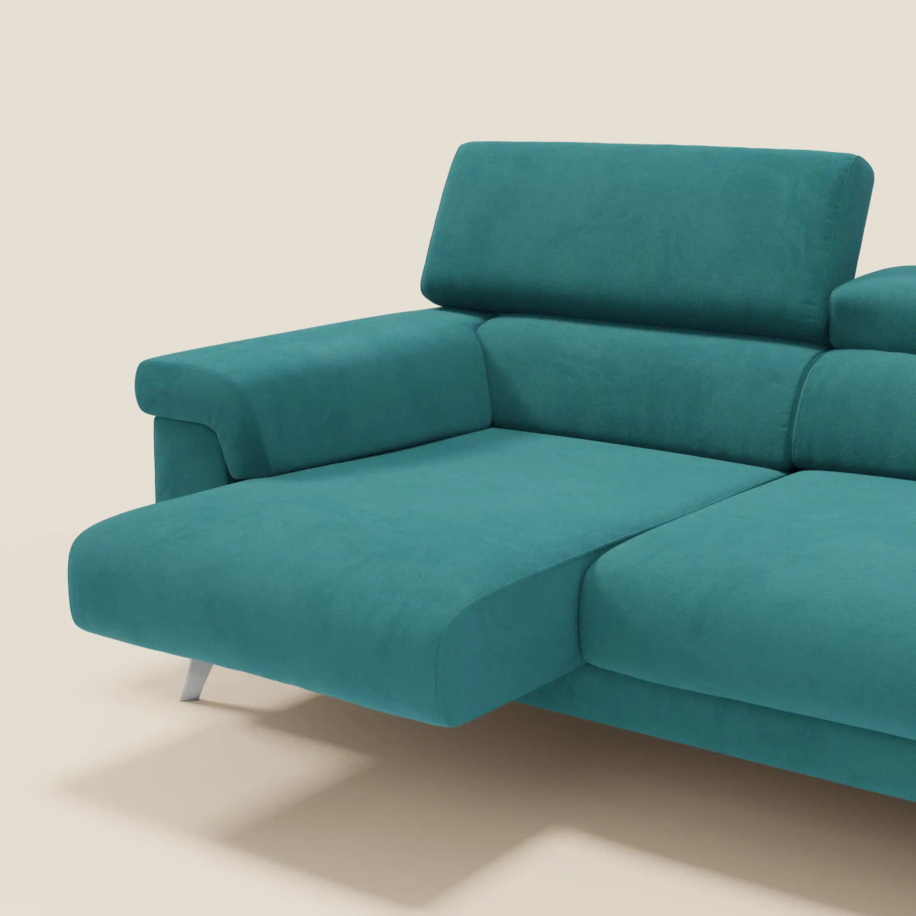 Il divano Raffaello di Divani.Store è caratterizzato da 3 sedute allungabili e poggiatesta reclinabili in microfibra petrolio T11, facile da pulire, oltre a gambe metalliche angolate e sedute scorrevoli indipendenti. Design italiano moderno su sfondo beige chiaro.