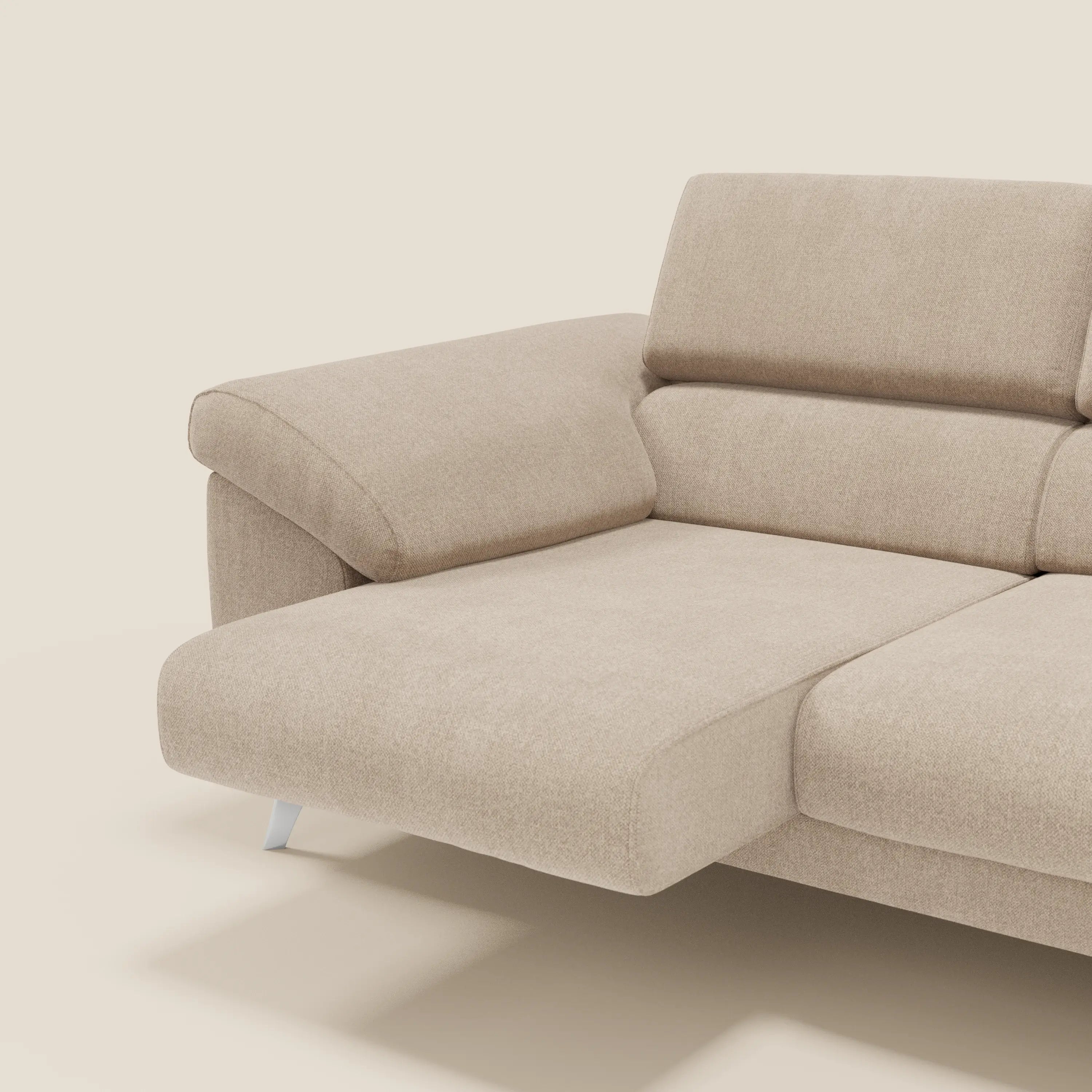 Il divano Donatello di Divani.Store è caratterizzato da 3 sedute allungabili, braccioli contenitore e poggiatesta reclinabili in tessuto T23 beige, facile da pulire, su sfondo chiaro.